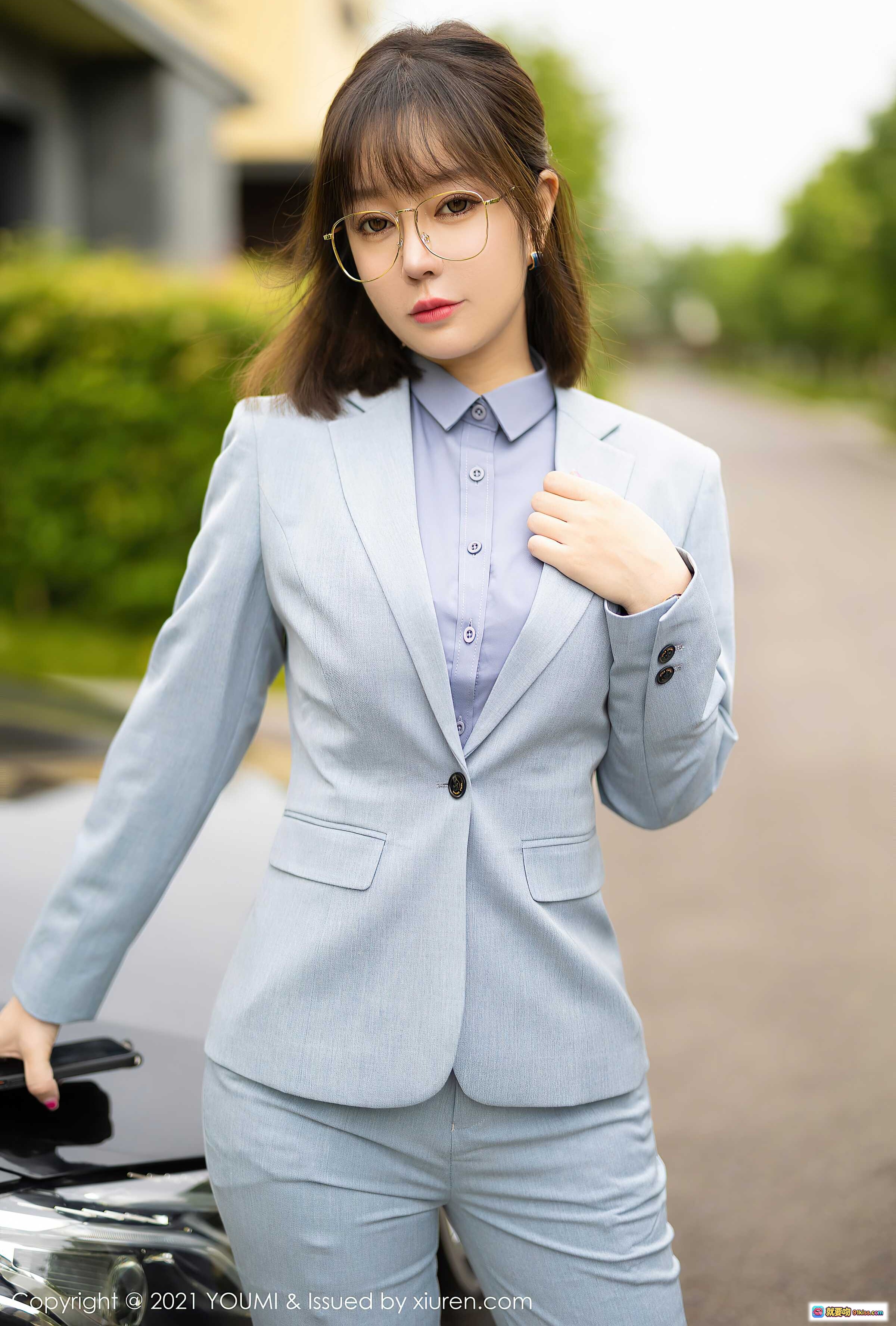 图片[2] - 王雨纯熟女西装写真 | 优雅职场风 | 浅蓝套装搭配黑丝高跟 | 车旁时尚街拍 | YouMi尤蜜荟2021 VOL.722 - 就要吻