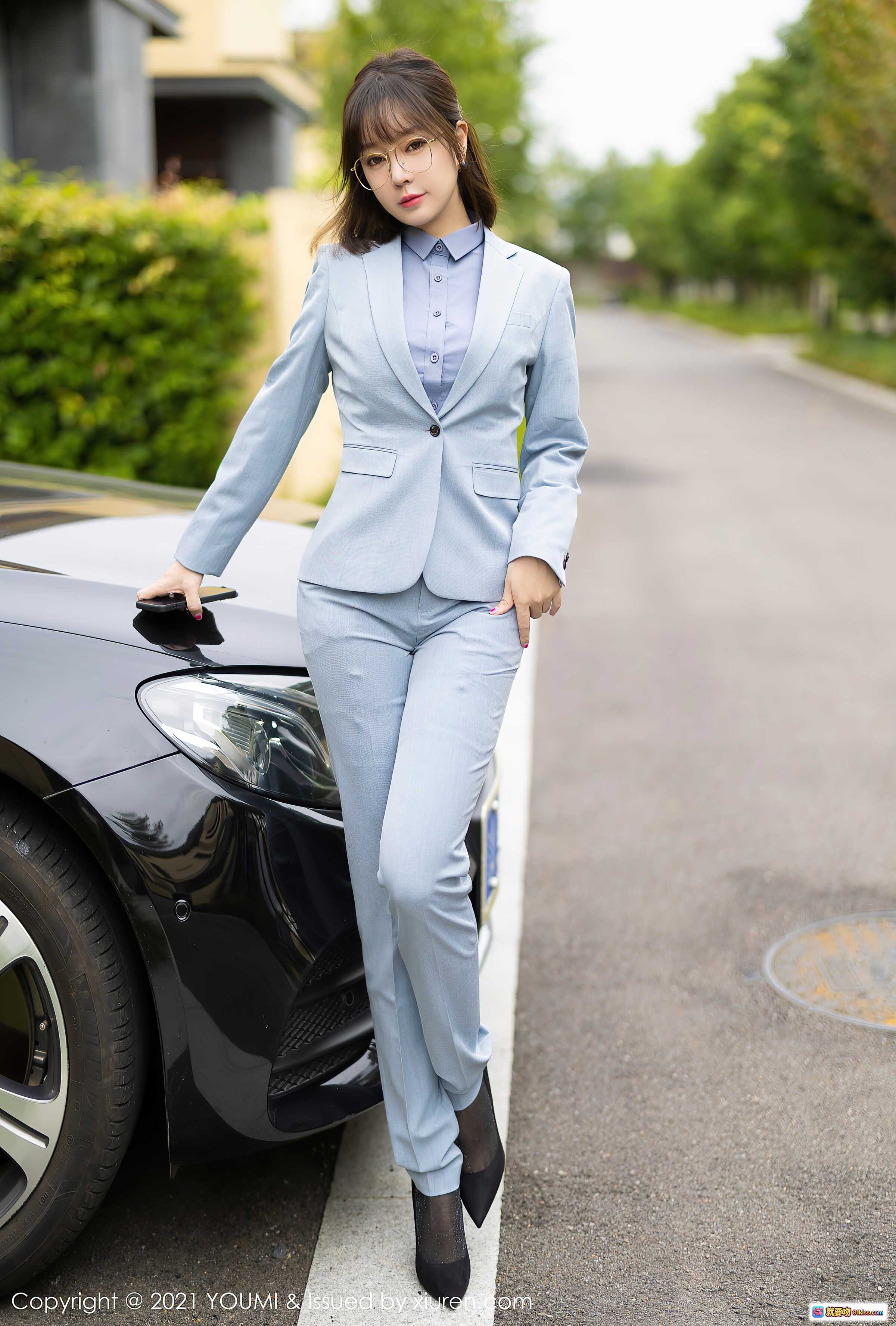 图片[1] - 王雨纯熟女西装写真 | 优雅职场风 | 浅蓝套装搭配黑丝高跟 | 车旁时尚街拍 | YouMi尤蜜荟2021 VOL.722 - 就要吻