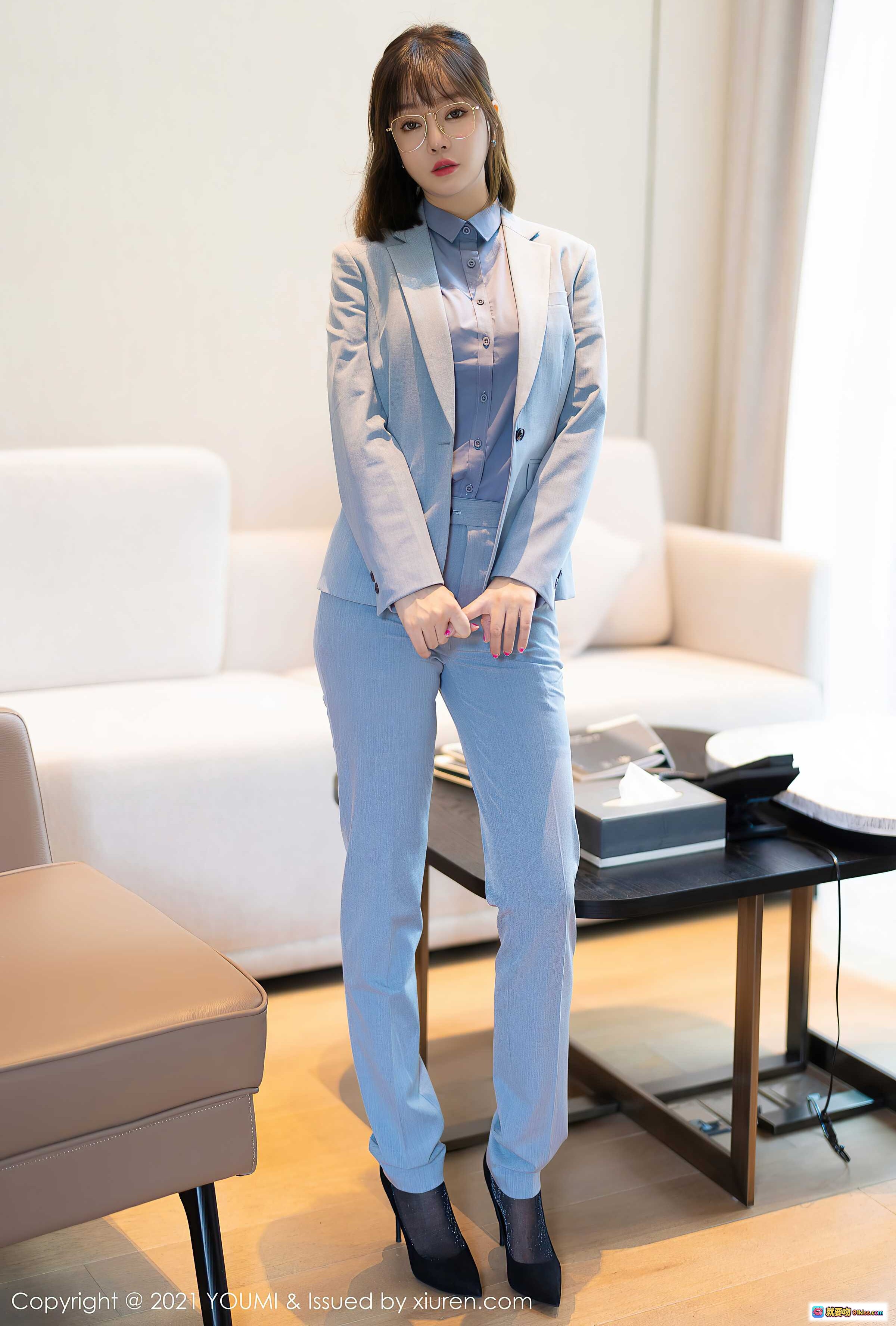 图片[8] - 王雨纯熟女西装写真 | 优雅职场风 | 浅蓝套装搭配黑丝高跟 | 车旁时尚街拍 | YouMi尤蜜荟2021 VOL.722 - 就要吻