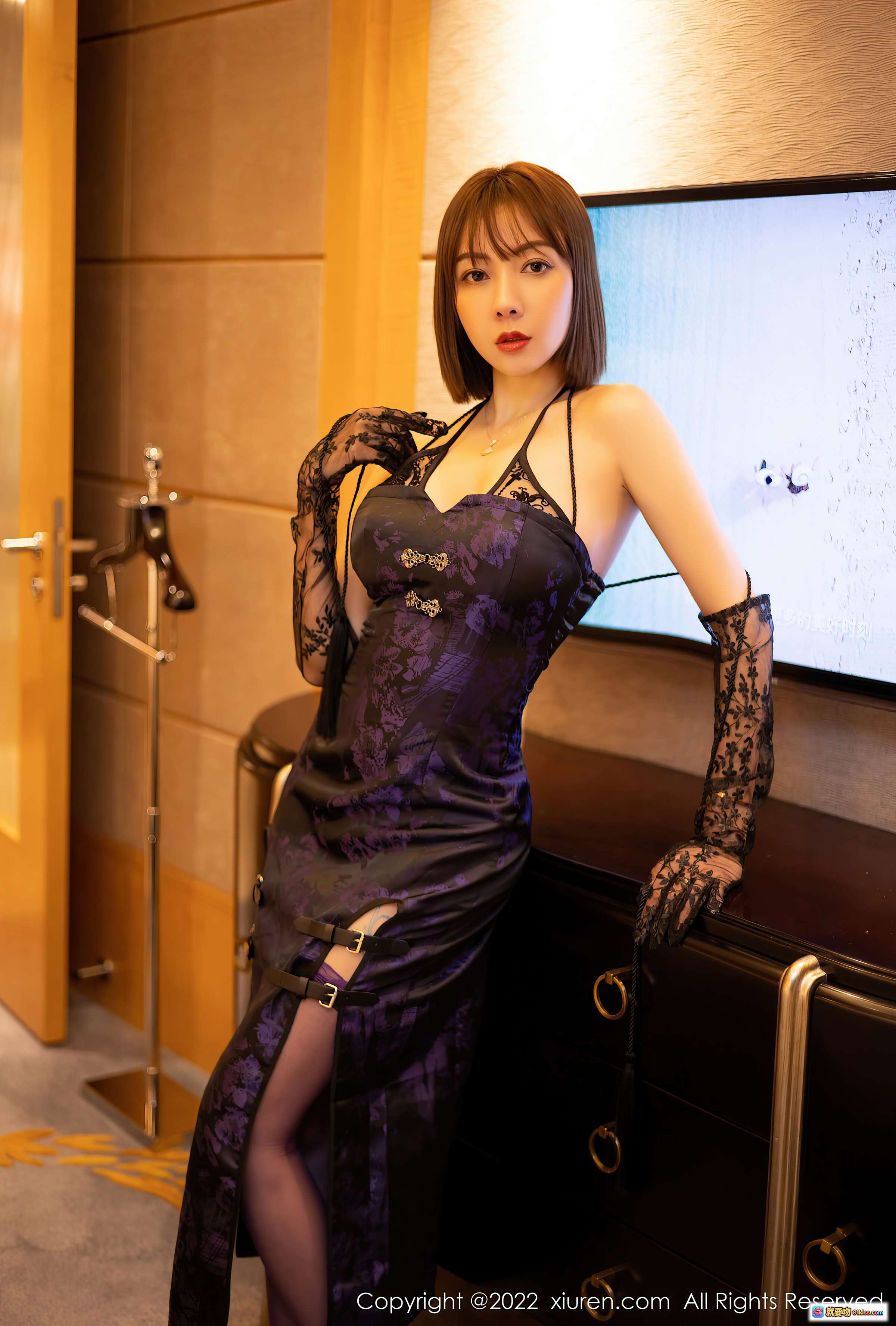 图片[6] - 果儿Victoria青海旅拍写真 | 紫色蕾丝吊带长裙+黑色透视手套 | 优雅性感室内浴室大片 - 就要吻