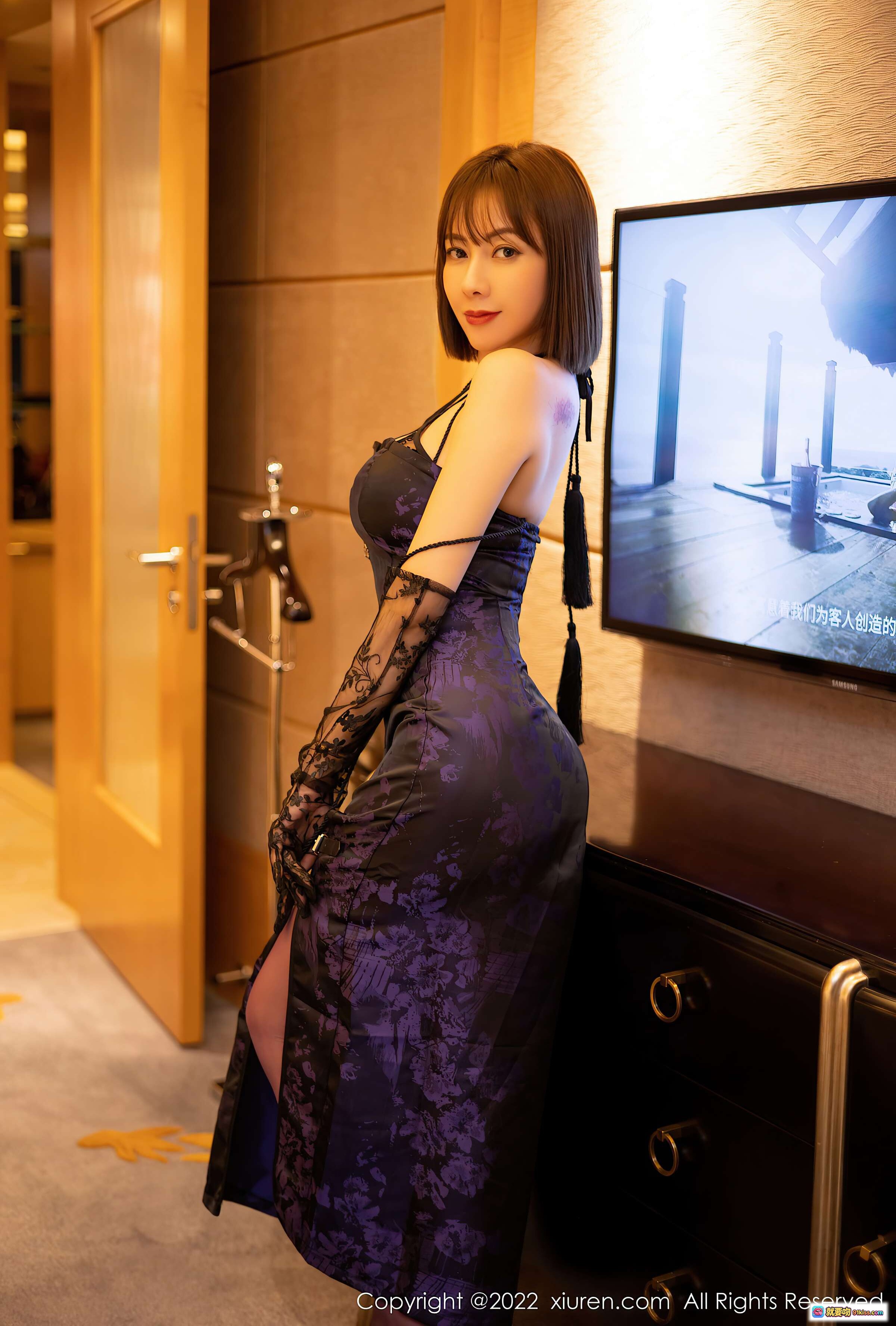 图片[7] - 果儿Victoria青海旅拍写真 | 紫色蕾丝吊带长裙+黑色透视手套 | 优雅性感室内浴室大片 - 就要吻