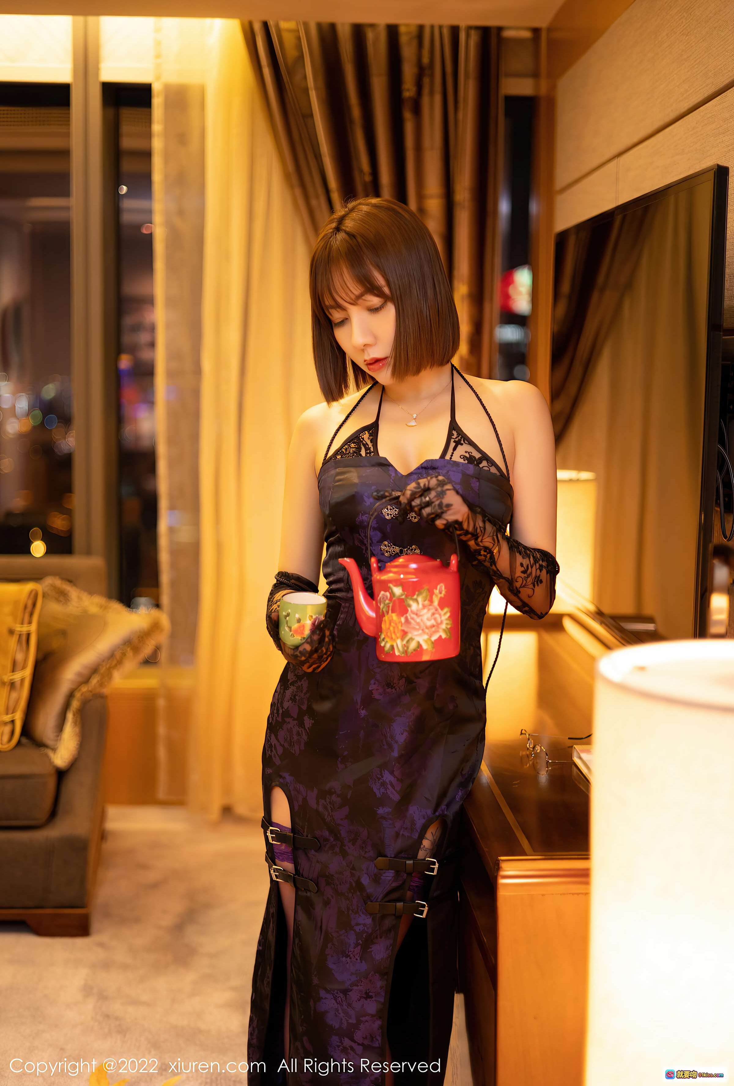 图片[8] - 果儿Victoria青海旅拍写真 | 紫色蕾丝吊带长裙+黑色透视手套 | 优雅性感室内浴室大片 - 就要吻