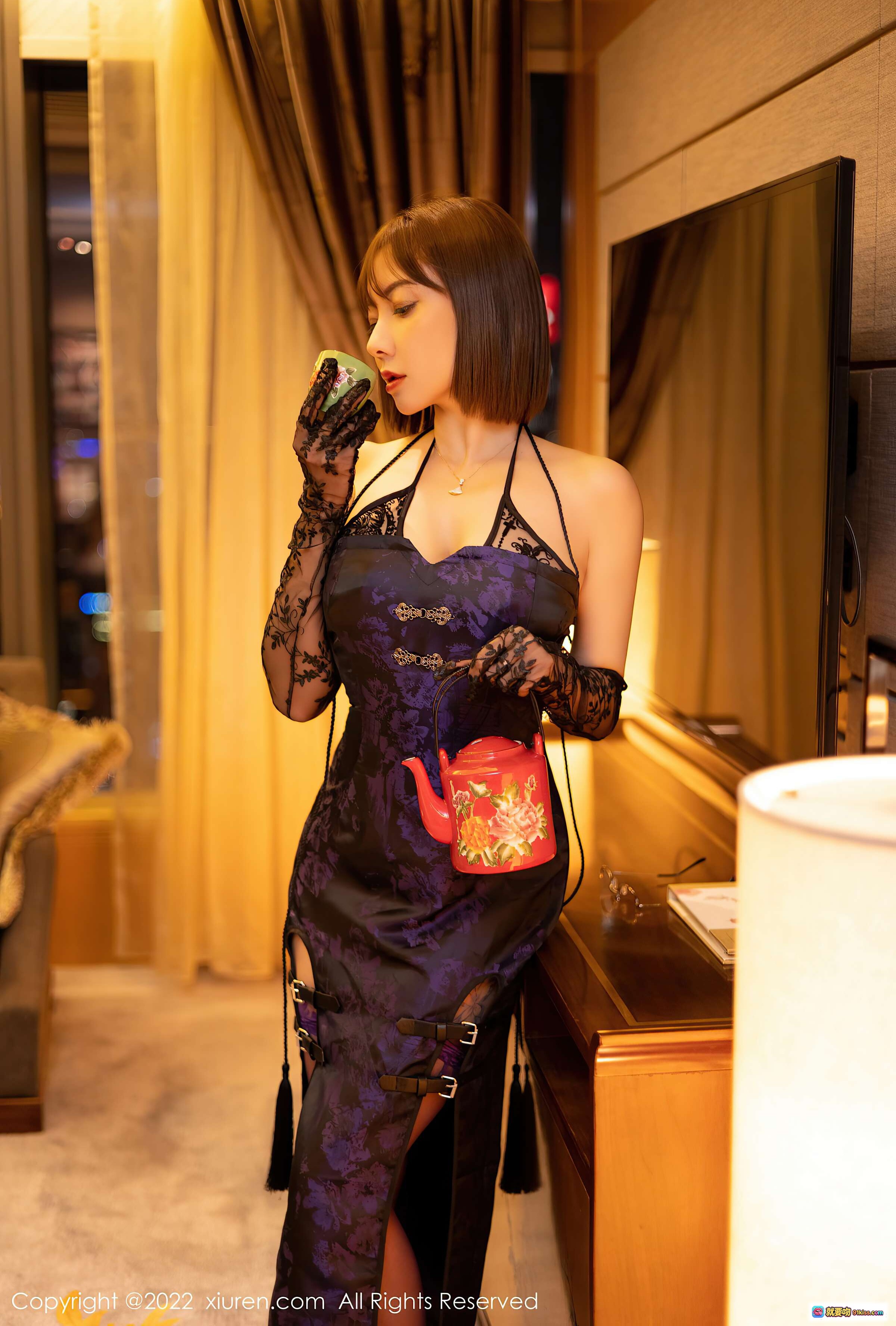 图片[9] - 果儿Victoria青海旅拍写真 | 紫色蕾丝吊带长裙+黑色透视手套 | 优雅性感室内浴室大片 - 就要吻