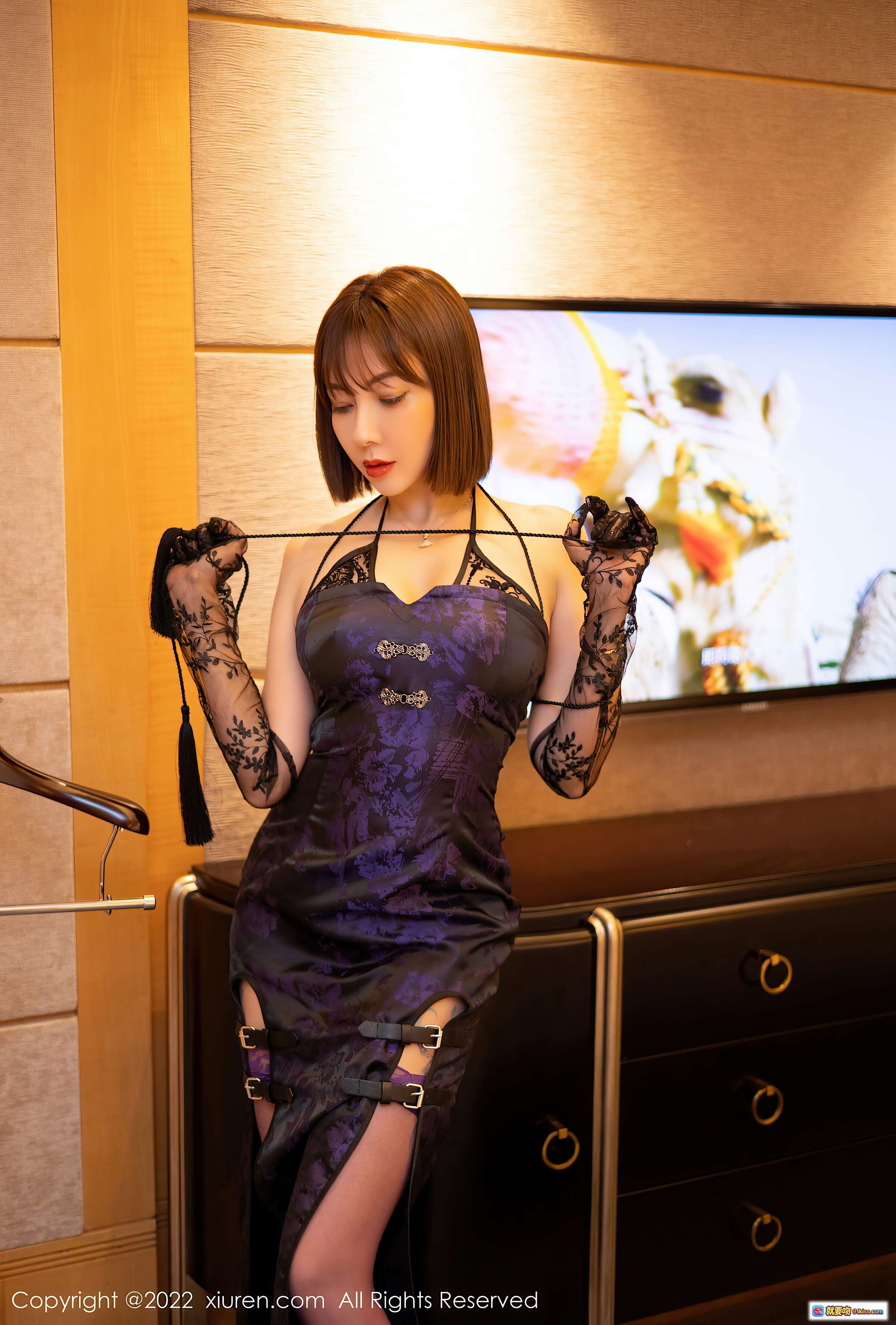 图片[4] - 果儿Victoria青海旅拍写真 | 紫色蕾丝吊带长裙+黑色透视手套 | 优雅性感室内浴室大片 - 就要吻