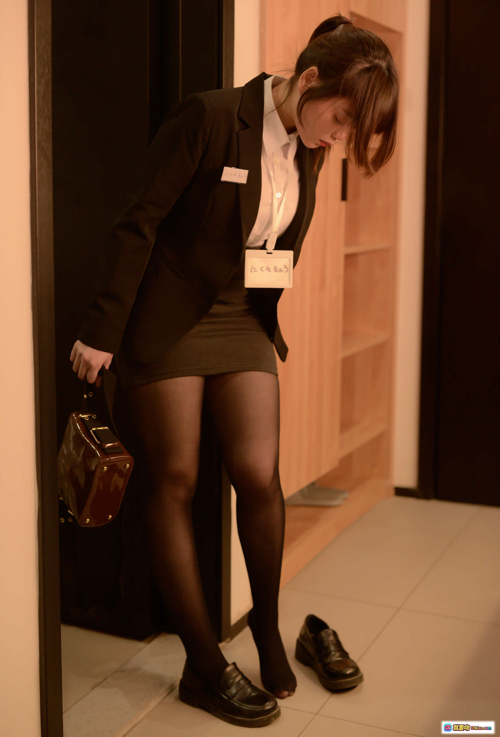 图片[6] - きょう肉肉 vol.14 酔っぱらいOL 黒スーツ ホワイトシャツ ミニスカート ブラックストッキング ハイヒール ブランドバッグ お仕事帰りの大人っぽい雰囲気 - 就要吻