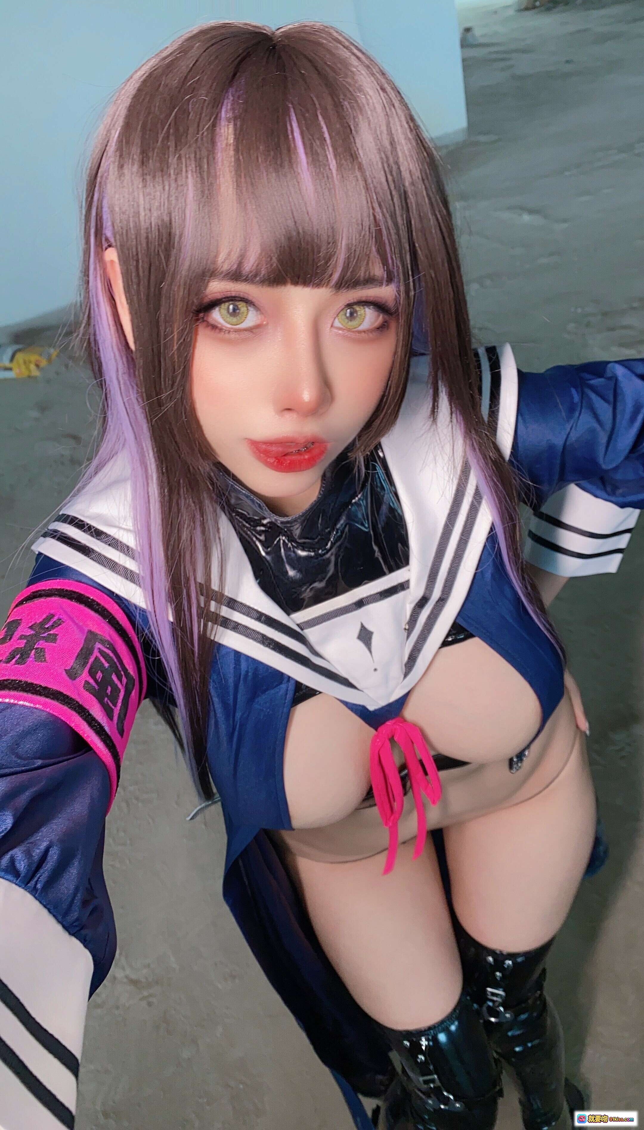 图片[8] - Byoru NO.036 Discipline Chan Cosplay | 蓝白水手服 | 粉紫渐变长发 | 黑色皮质内搭 | 日式武士刀 | 性感露脐装 | 高筒黑靴 | 工业风背景 - 就要吻