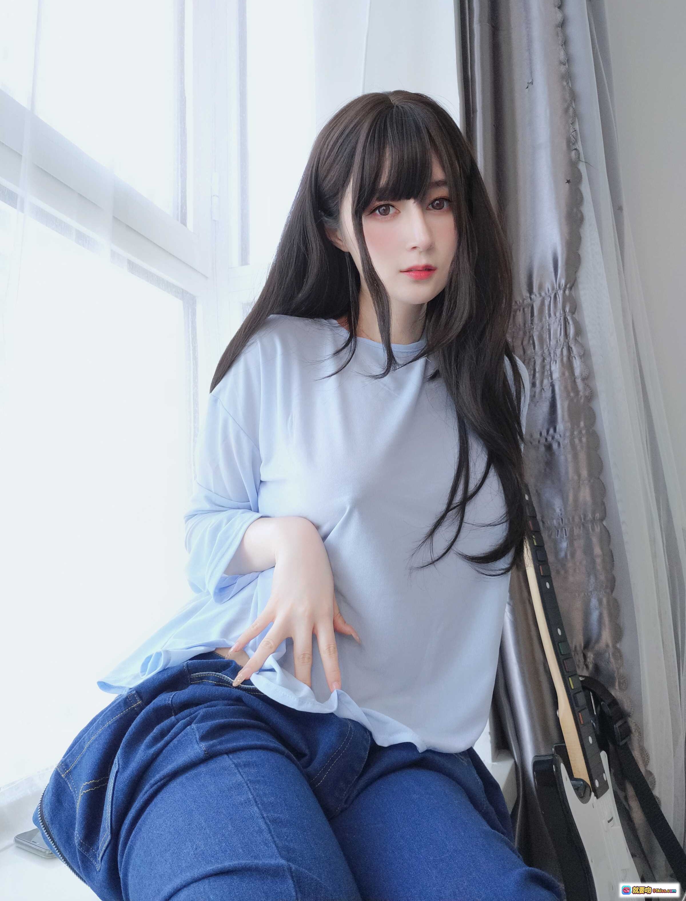 白银81 NO.094 12月会员合集 镜子里的姐姐 窗边少女 清新蓝T恤 牛仔裤 长发齐刘海 自然光写真 - 就要吻