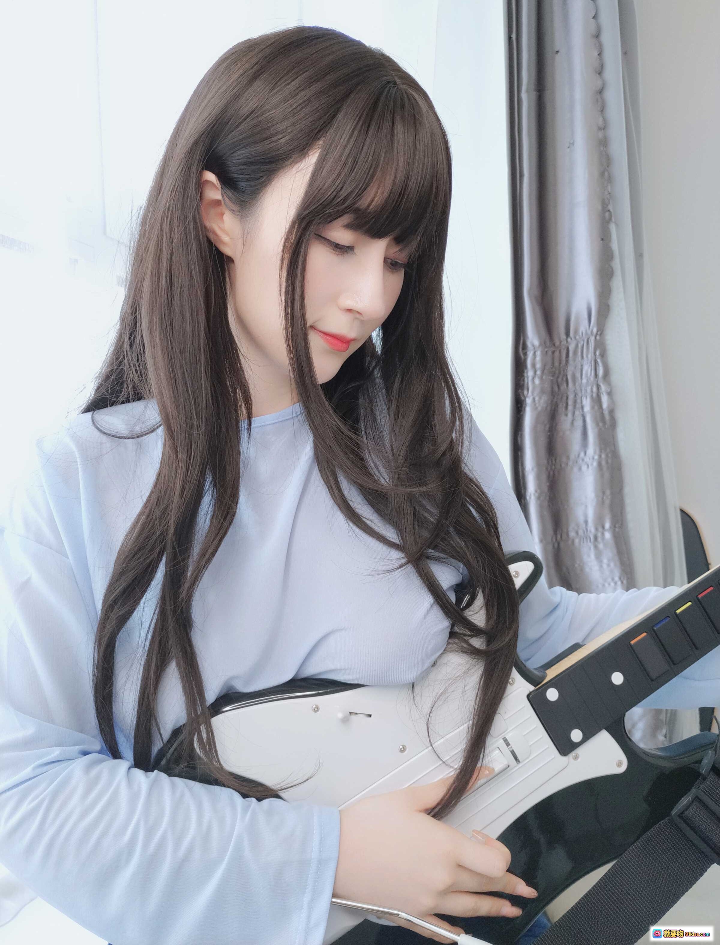 图片[3] - 白银81 NO.094 12月会员合集 镜子里的姐姐 窗边少女 清新蓝T恤 牛仔裤 长发齐刘海 自然光写真 - 就要吻