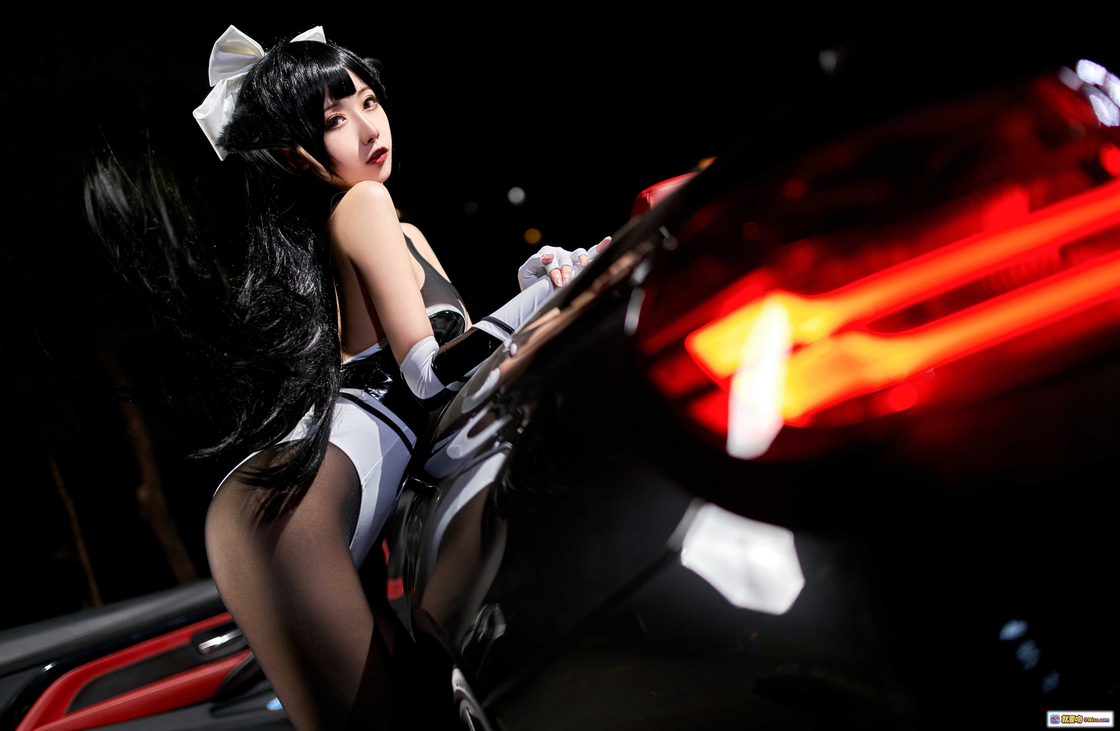 图片[1] - Momoko葵葵 NO.018 高雄夜拍 Cosplay 黑白女仆装 长发蝴蝶结 车灯红光氛围感 美女写真 18P - 就要吻