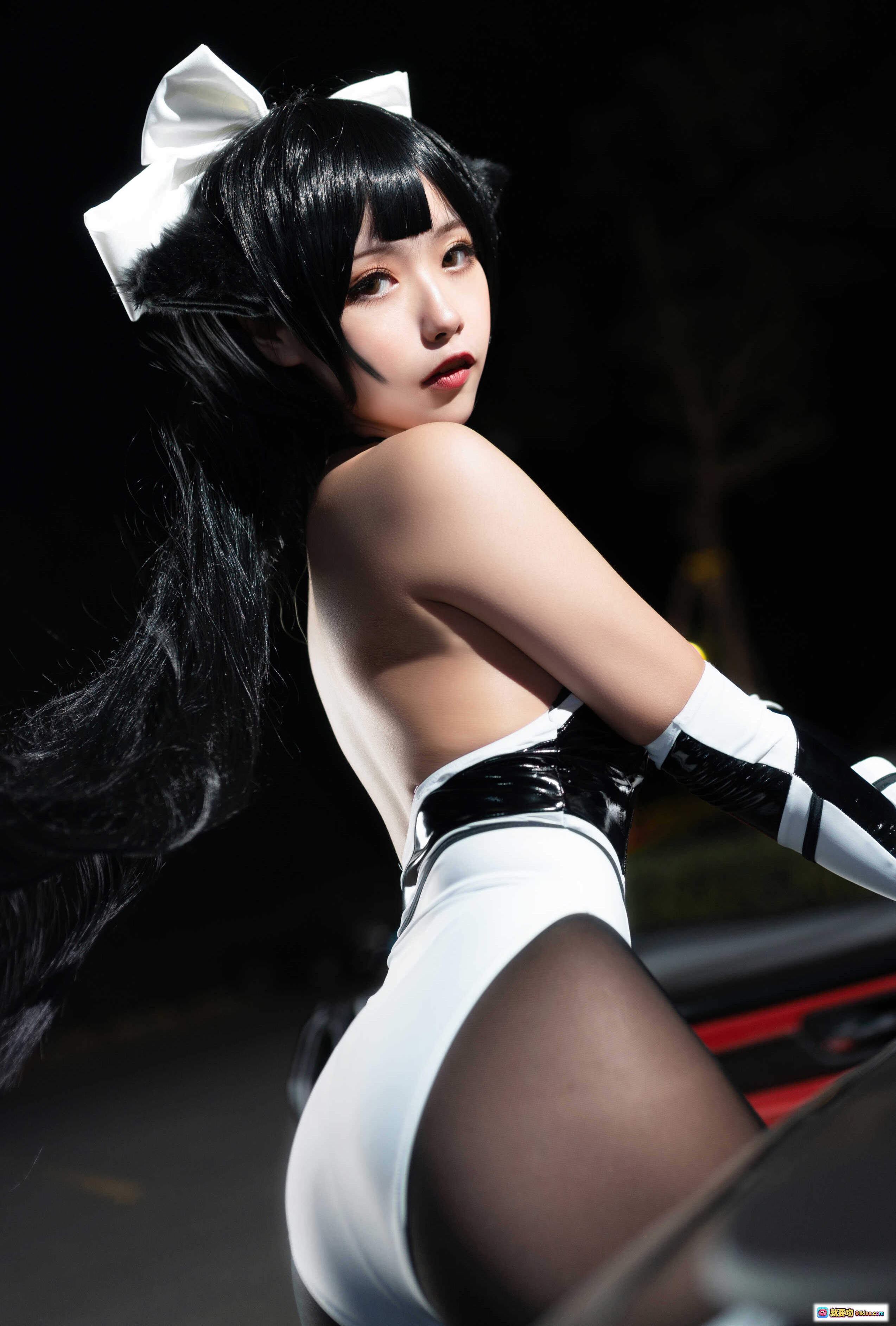 图片[6] - Momoko葵葵 NO.018 高雄夜拍 Cosplay 黑白女仆装 长发蝴蝶结 车灯红光氛围感 美女写真 18P - 就要吻