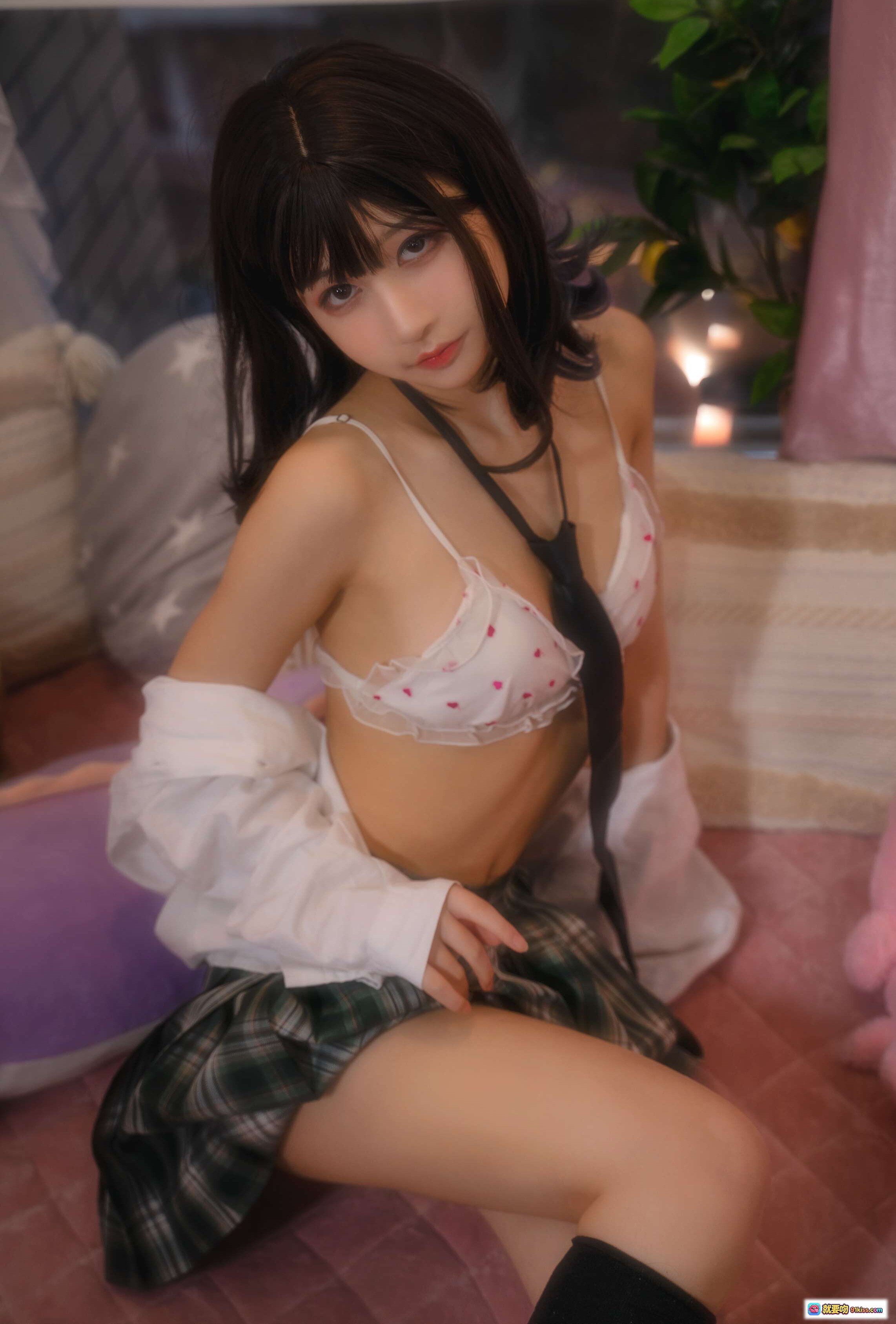 图片[2] - 可可老师放课后JK写真｜黑发少女学院风穿搭｜粉色沙发居家氛围感｜30P高清美图 - 就要吻