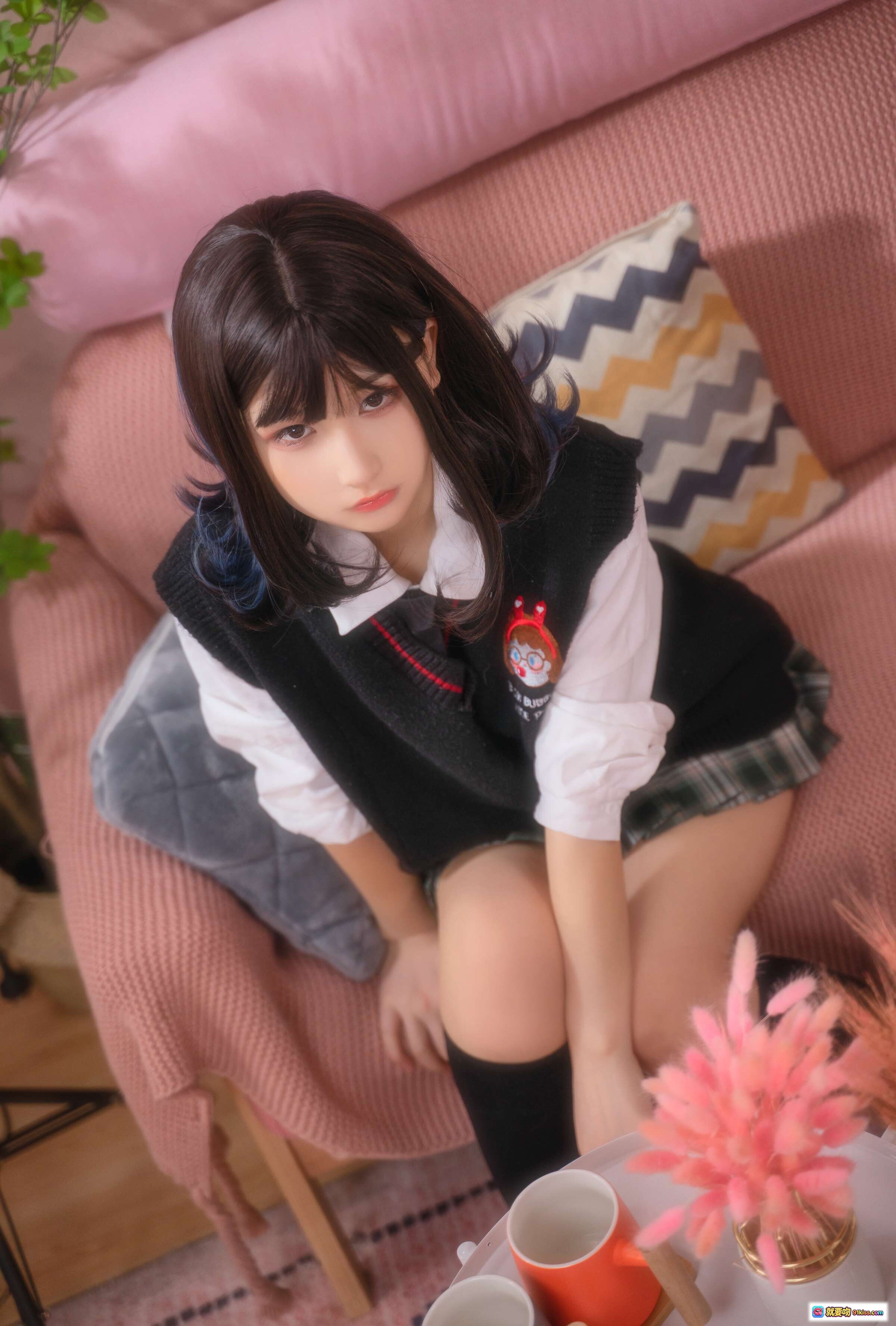 图片[1] - 可可老师放课后JK写真｜黑发少女学院风穿搭｜粉色沙发居家氛围感｜30P高清美图 - 就要吻