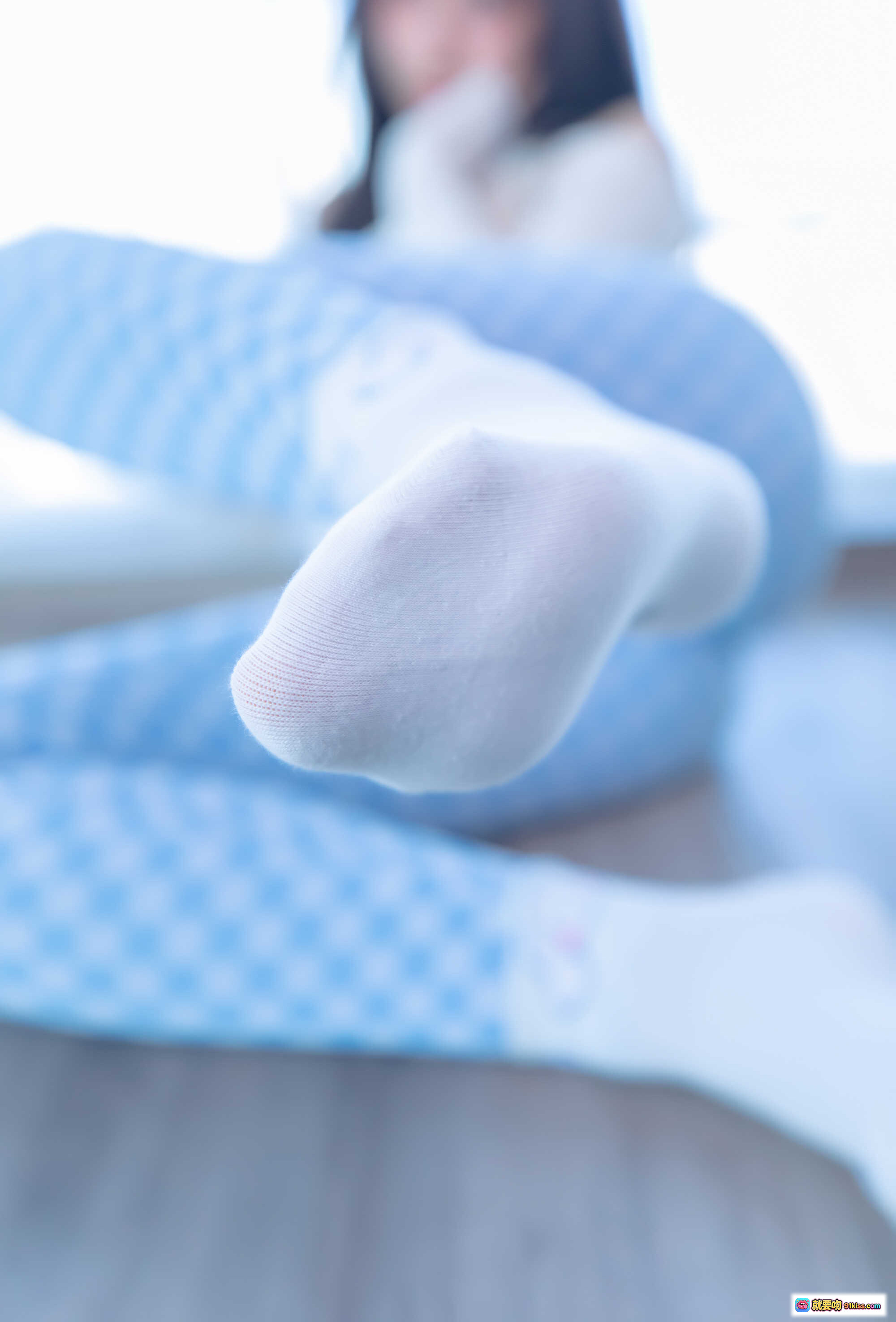 图片[6] - 神楽坂真冬第四季蓝白格穿搭写真 | 白色露肩上衣+格纹紧身裤 | 清新少女风室内拍摄 | 75P高清图集 - 就要吻