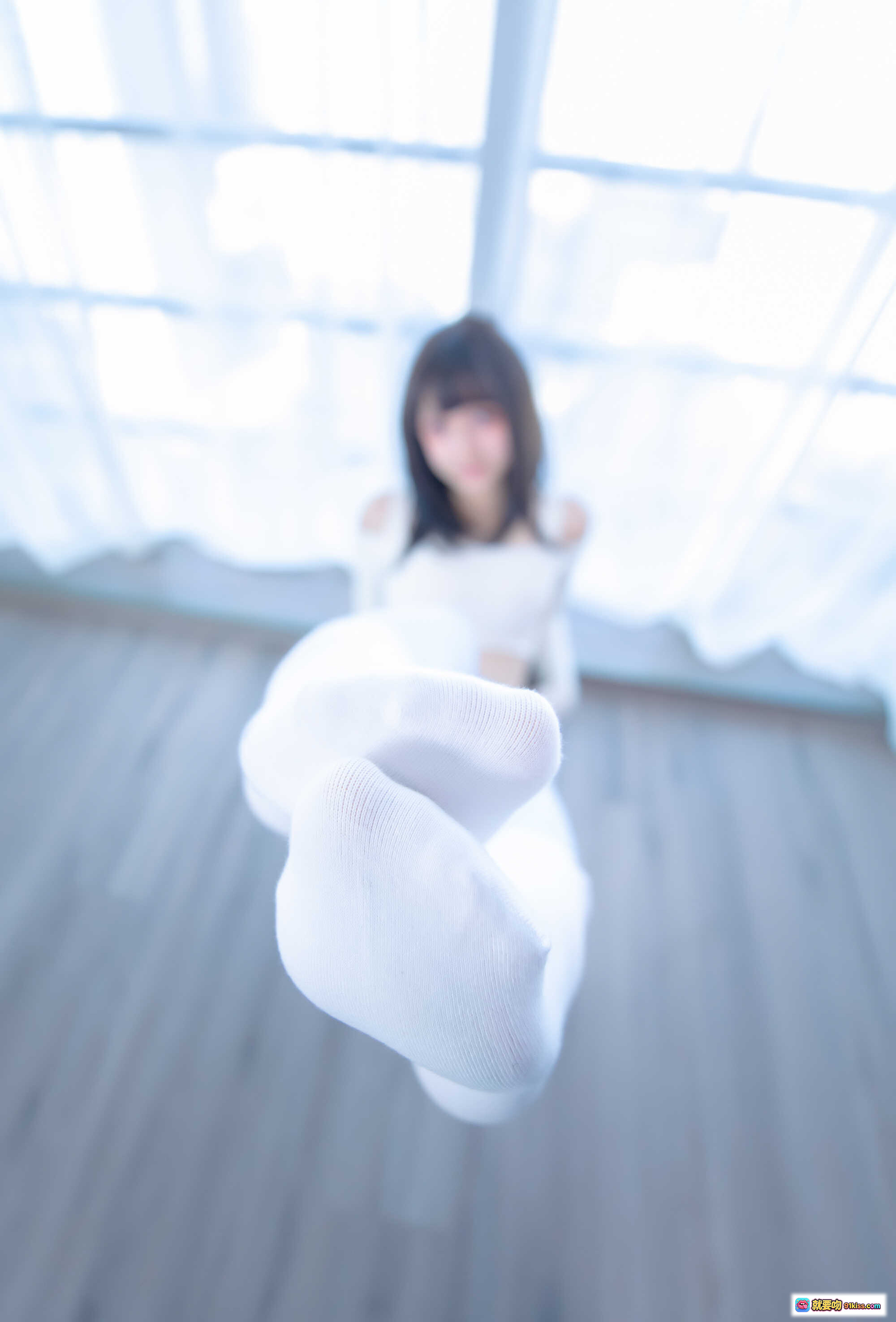 图片[2] - 神楽坂真冬第四季蓝白格穿搭写真 | 白色露肩上衣+格纹紧身裤 | 清新少女风室内拍摄 | 75P高清图集 - 就要吻