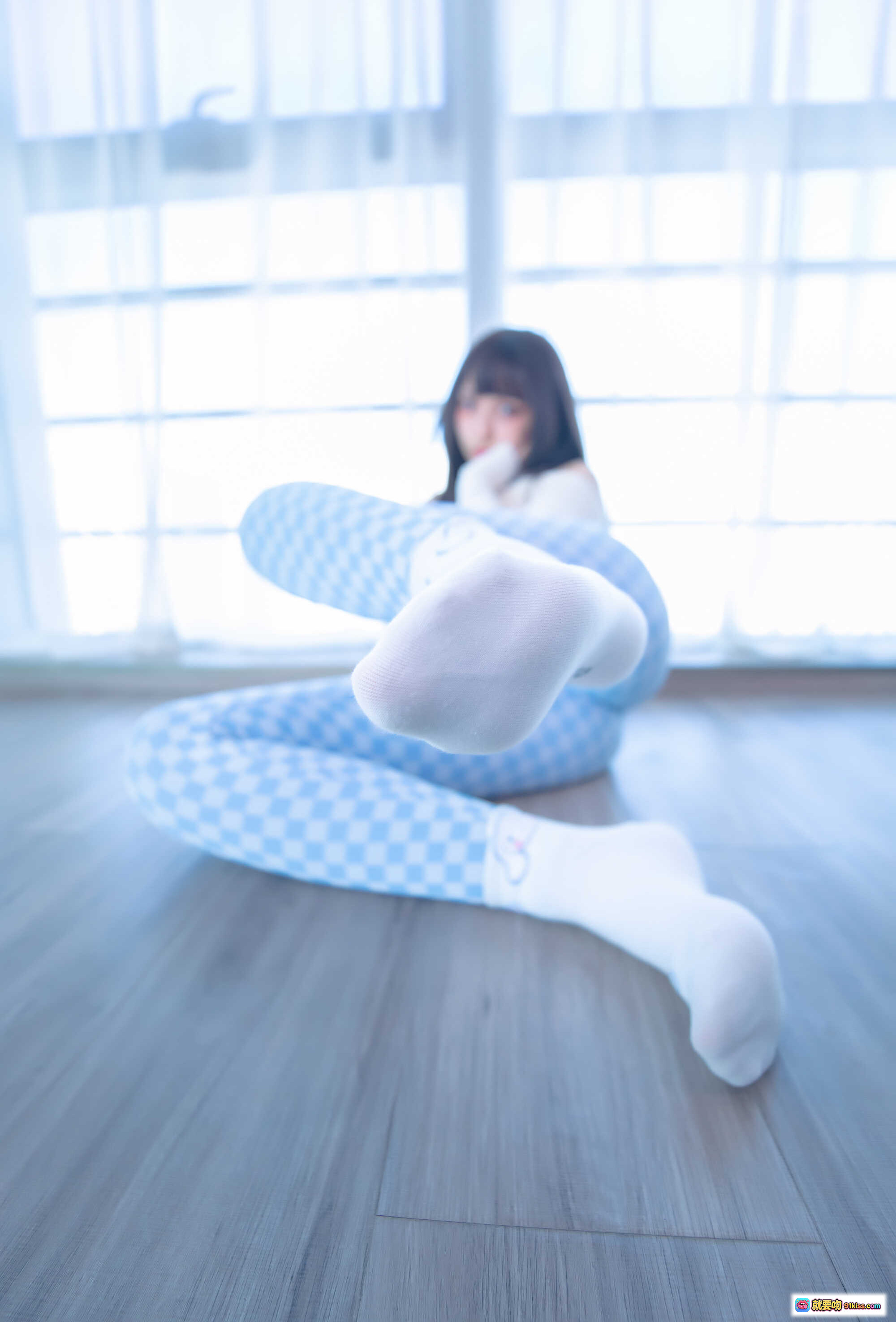 图片[7] - 神楽坂真冬第四季蓝白格穿搭写真 | 白色露肩上衣+格纹紧身裤 | 清新少女风室内拍摄 | 75P高清图集 - 就要吻