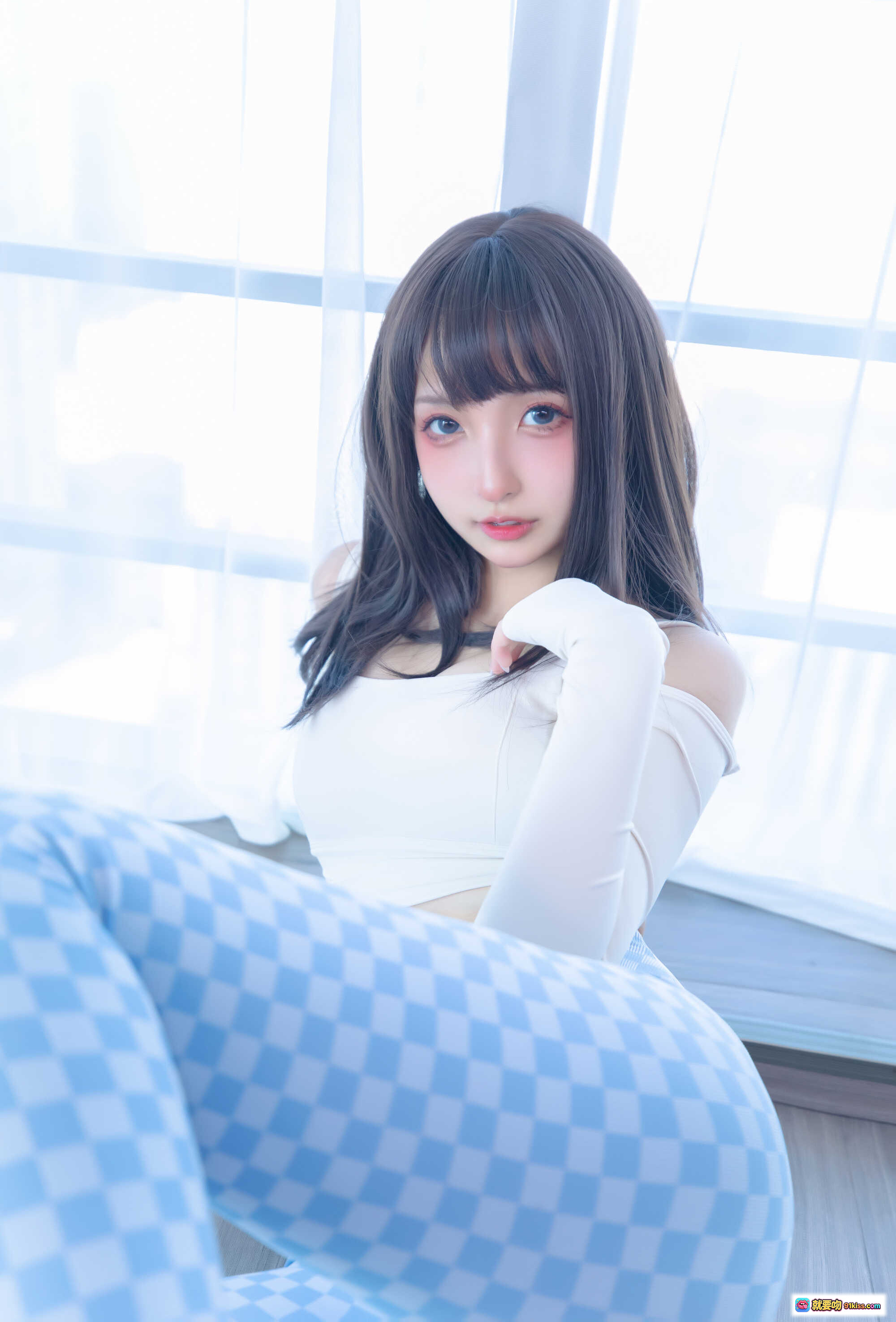 图片[9] - 神楽坂真冬第四季蓝白格穿搭写真 | 白色露肩上衣+格纹紧身裤 | 清新少女风室内拍摄 | 75P高清图集 - 就要吻