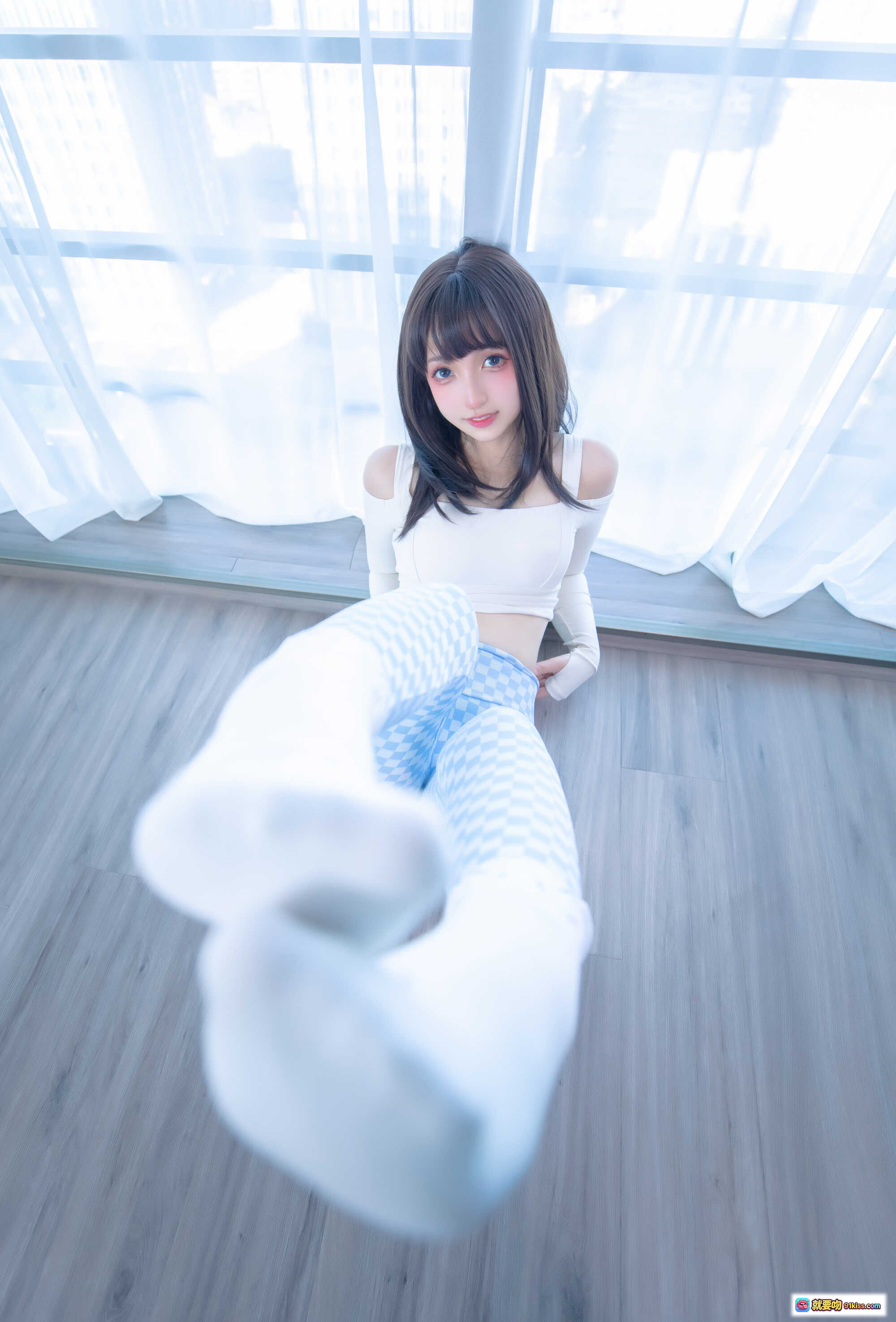图片[3] - 神楽坂真冬第四季蓝白格穿搭写真 | 白色露肩上衣+格纹紧身裤 | 清新少女风室内拍摄 | 75P高清图集 - 就要吻