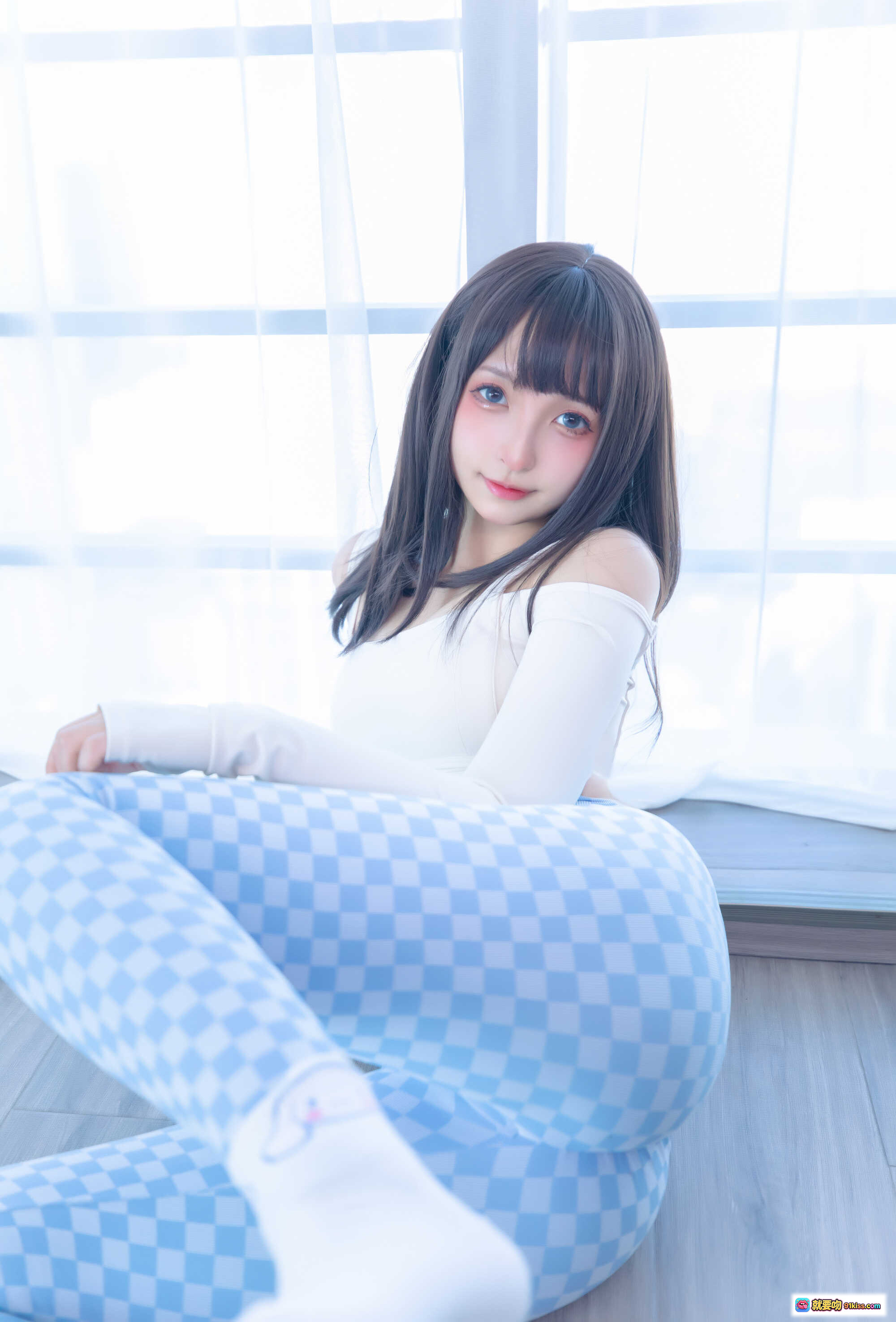 图片[10] - 神楽坂真冬第四季蓝白格穿搭写真 | 白色露肩上衣+格纹紧身裤 | 清新少女风室内拍摄 | 75P高清图集 - 就要吻