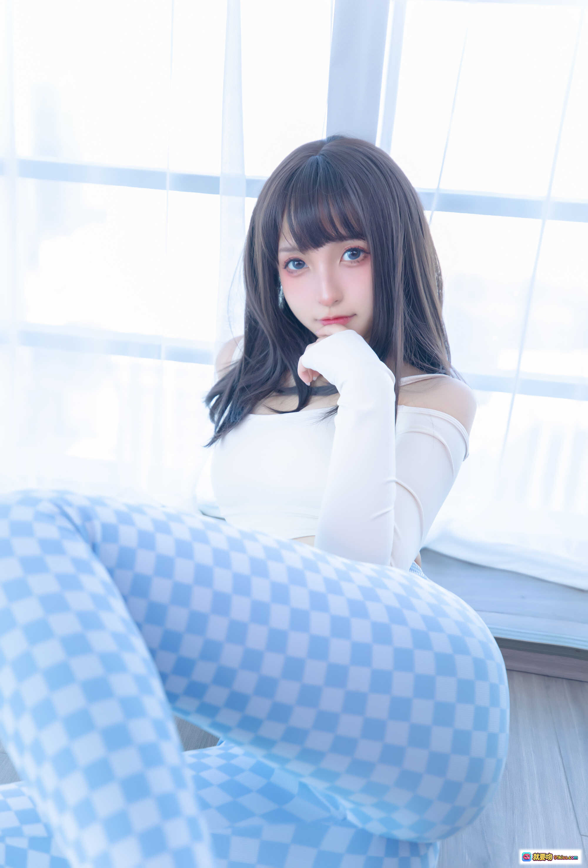 图片[8] - 神楽坂真冬第四季蓝白格穿搭写真 | 白色露肩上衣+格纹紧身裤 | 清新少女风室内拍摄 | 75P高清图集 - 就要吻