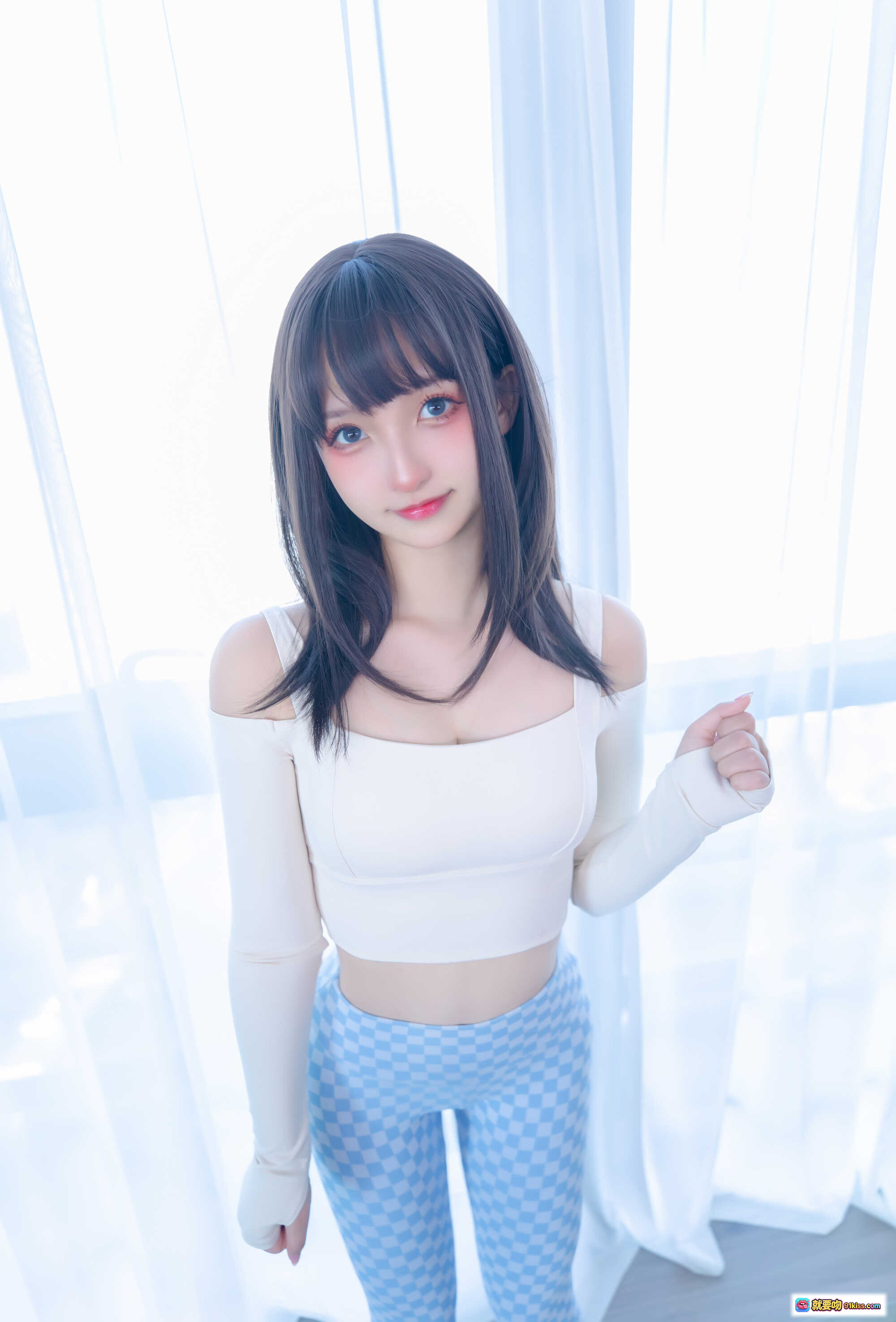 神楽坂真冬第四季蓝白格穿搭写真 | 白色露肩上衣+格纹紧身裤 | 清新少女风室内拍摄 | 75P高清图集 - 就要吻