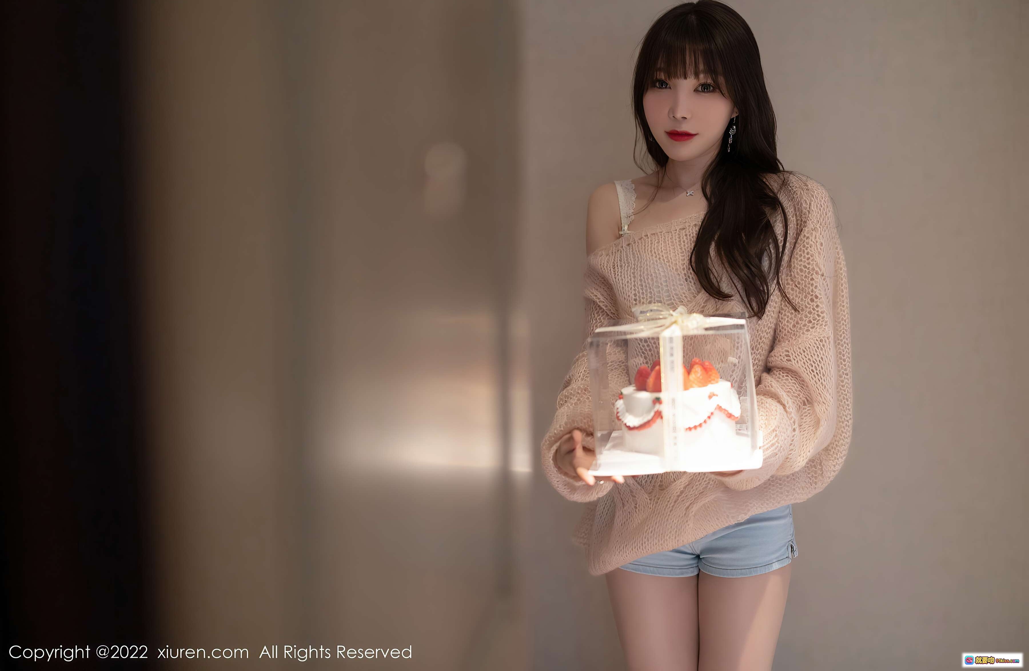 图片[2] - 芝芝Booty性感美腿写真 | 粉色镂空毛衣搭配牛仔短裤 | 手持草莓蛋糕甜酷风 | XiuRen秀人网NO.4435高清图集 - 就要吻