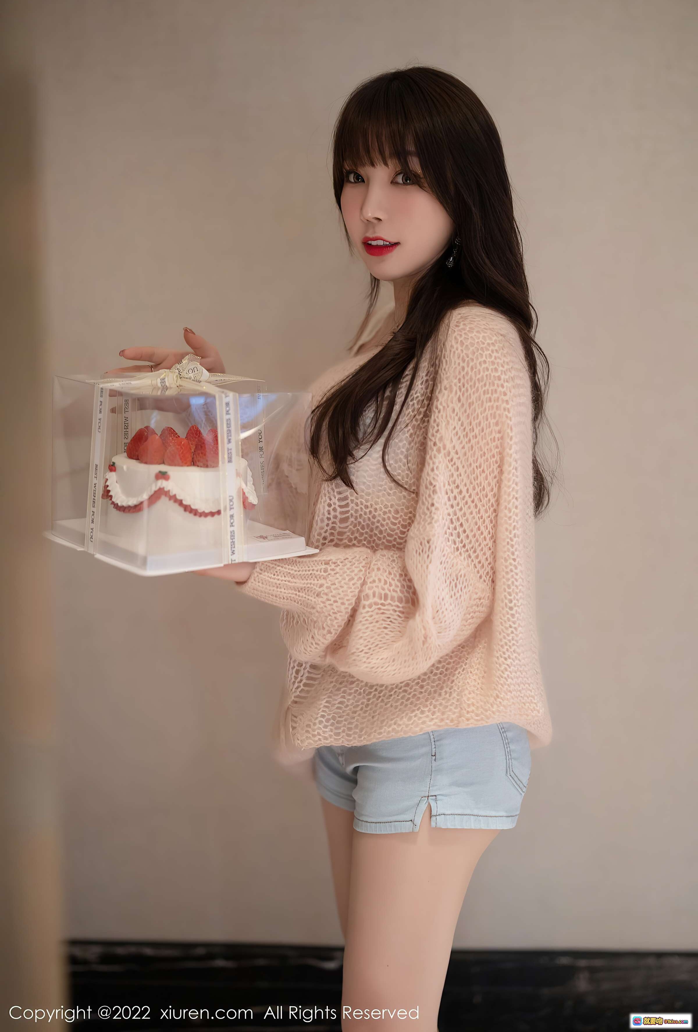 图片[1] - 芝芝Booty性感美腿写真 | 粉色镂空毛衣搭配牛仔短裤 | 手持草莓蛋糕甜酷风 | XiuRen秀人网NO.4435高清图集 - 就要吻