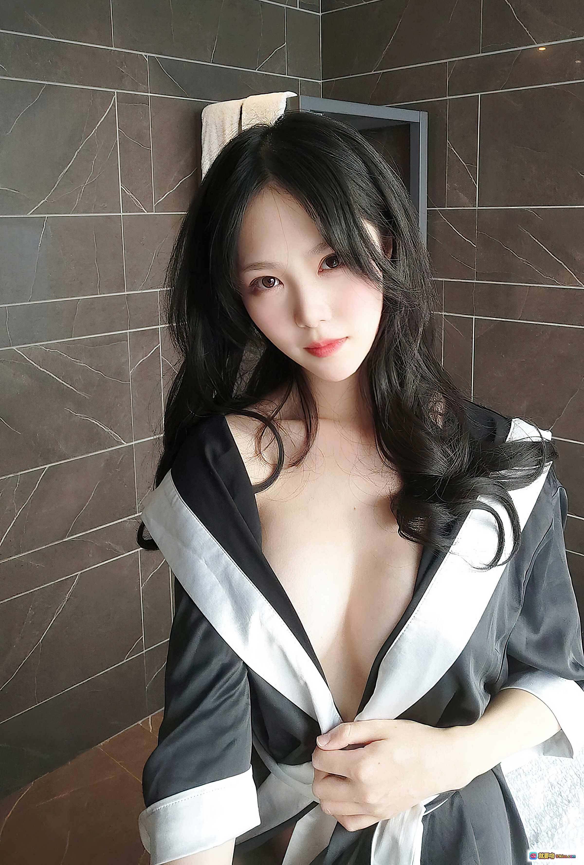 图片[1] - 尤蜜今夜不归抖娘利世黑发深V浴袍写真22P高清私房美图 - 就要吻