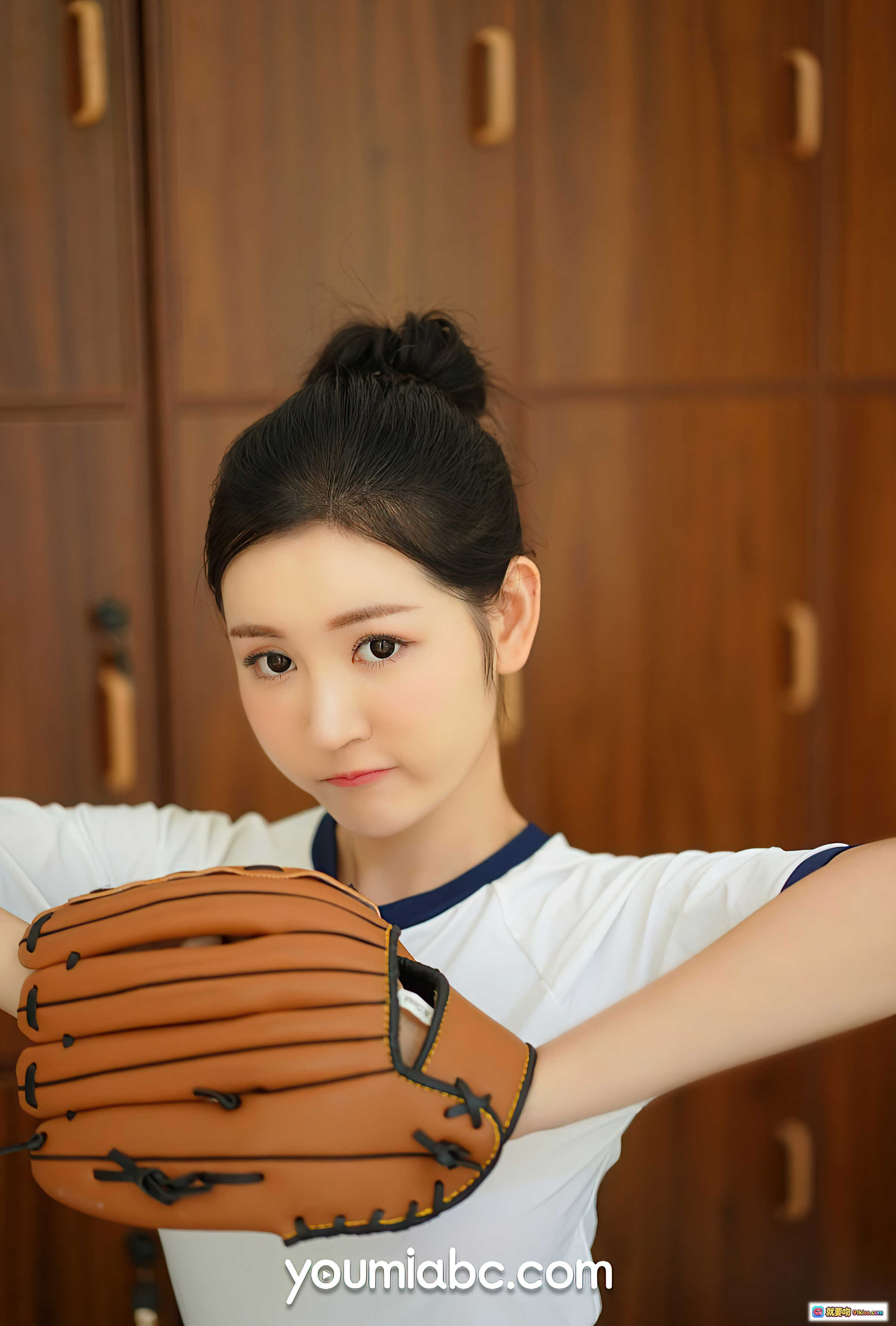 图片[8] - 沈梦瑶棒球少女写真 | 白色运动上衣+蓝色短裤+白色长筒袜 | 棒球手套+棒球+蓝色头盔 | 木质更衣室背景 | YouMi尤蜜2021.07.05心动signal - 就要吻