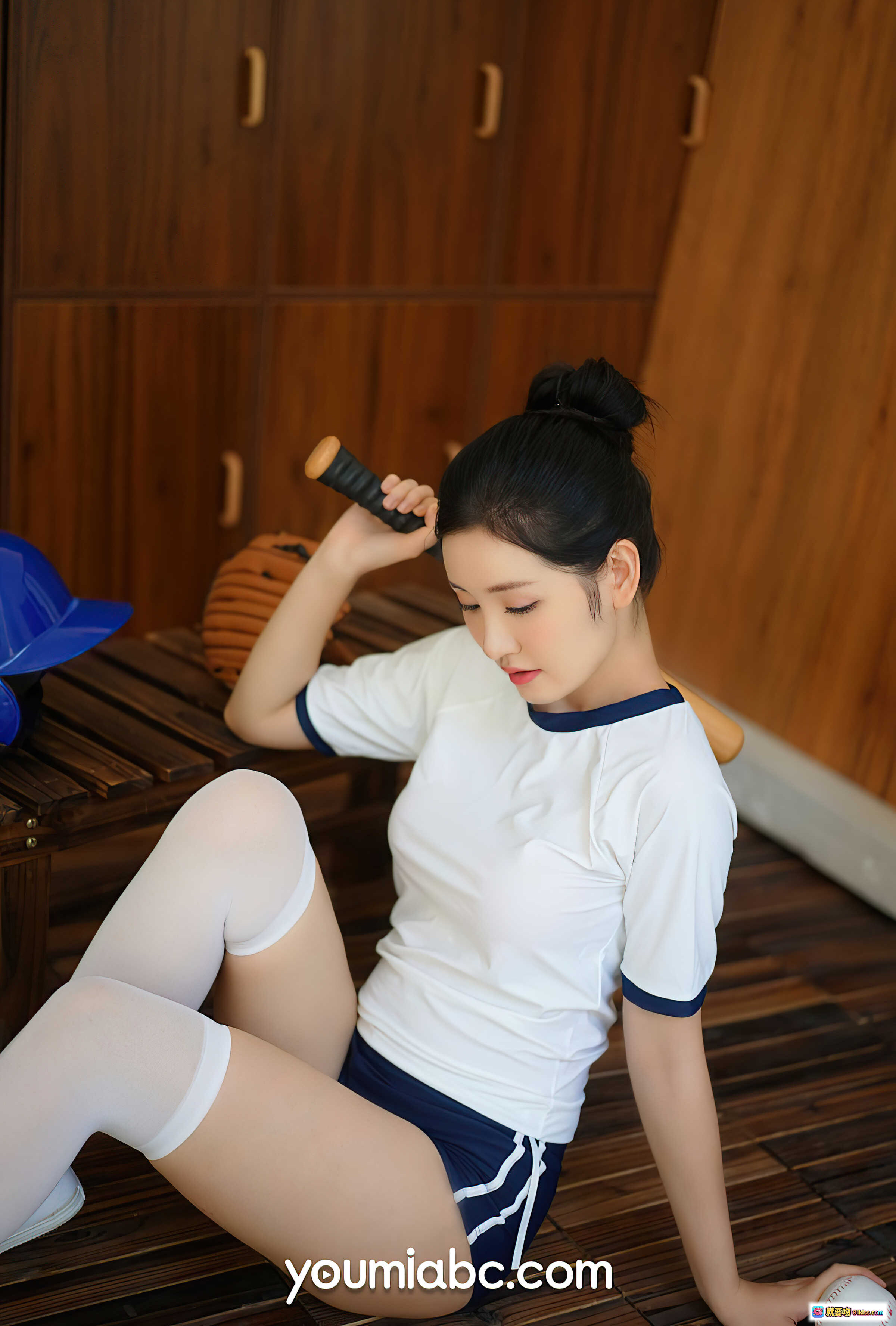 图片[10] - 沈梦瑶棒球少女写真 | 白色运动上衣+蓝色短裤+白色长筒袜 | 棒球手套+棒球+蓝色头盔 | 木质更衣室背景 | YouMi尤蜜2021.07.05心动signal - 就要吻
