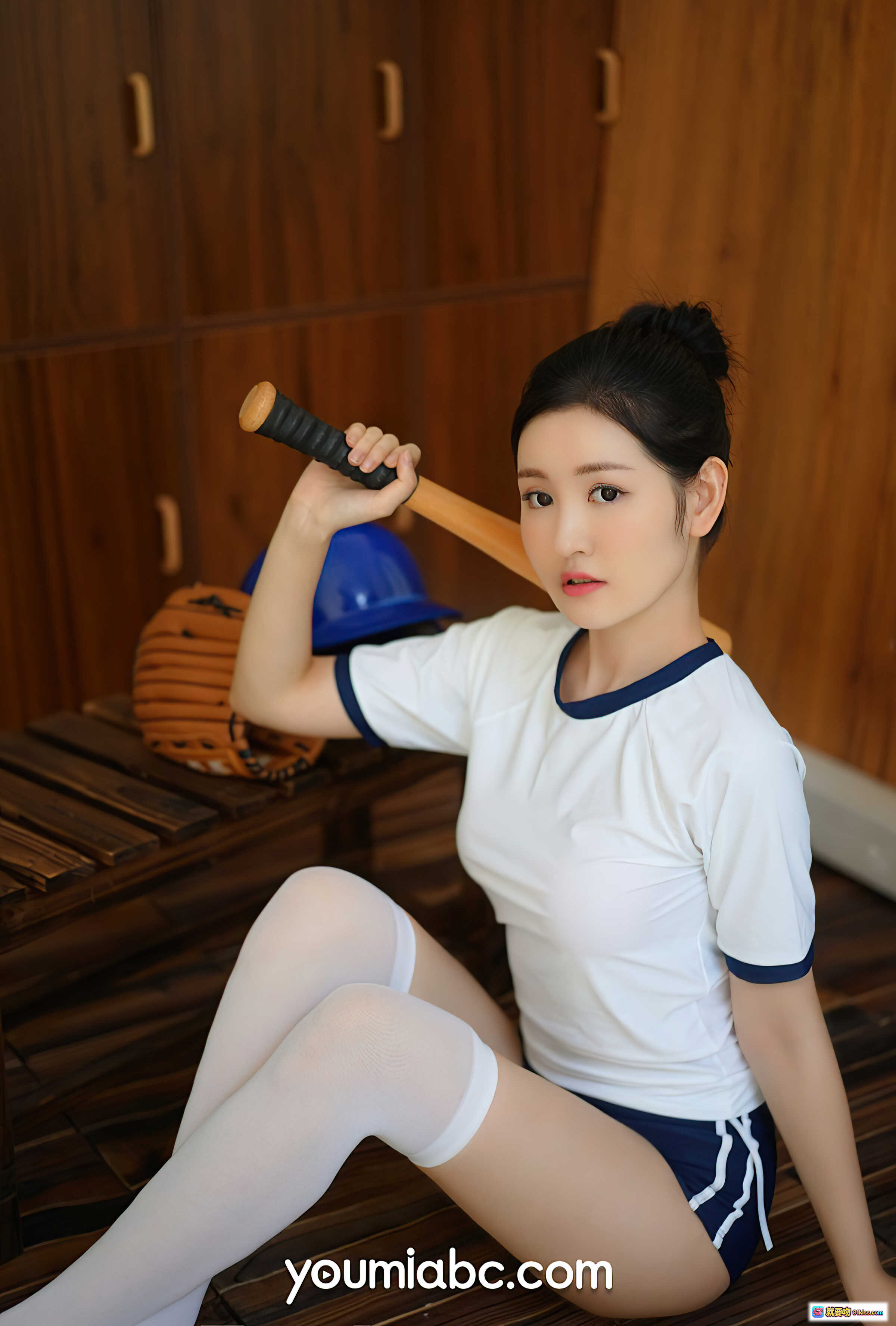 图片[9] - 沈梦瑶棒球少女写真 | 白色运动上衣+蓝色短裤+白色长筒袜 | 棒球手套+棒球+蓝色头盔 | 木质更衣室背景 | YouMi尤蜜2021.07.05心动signal - 就要吻