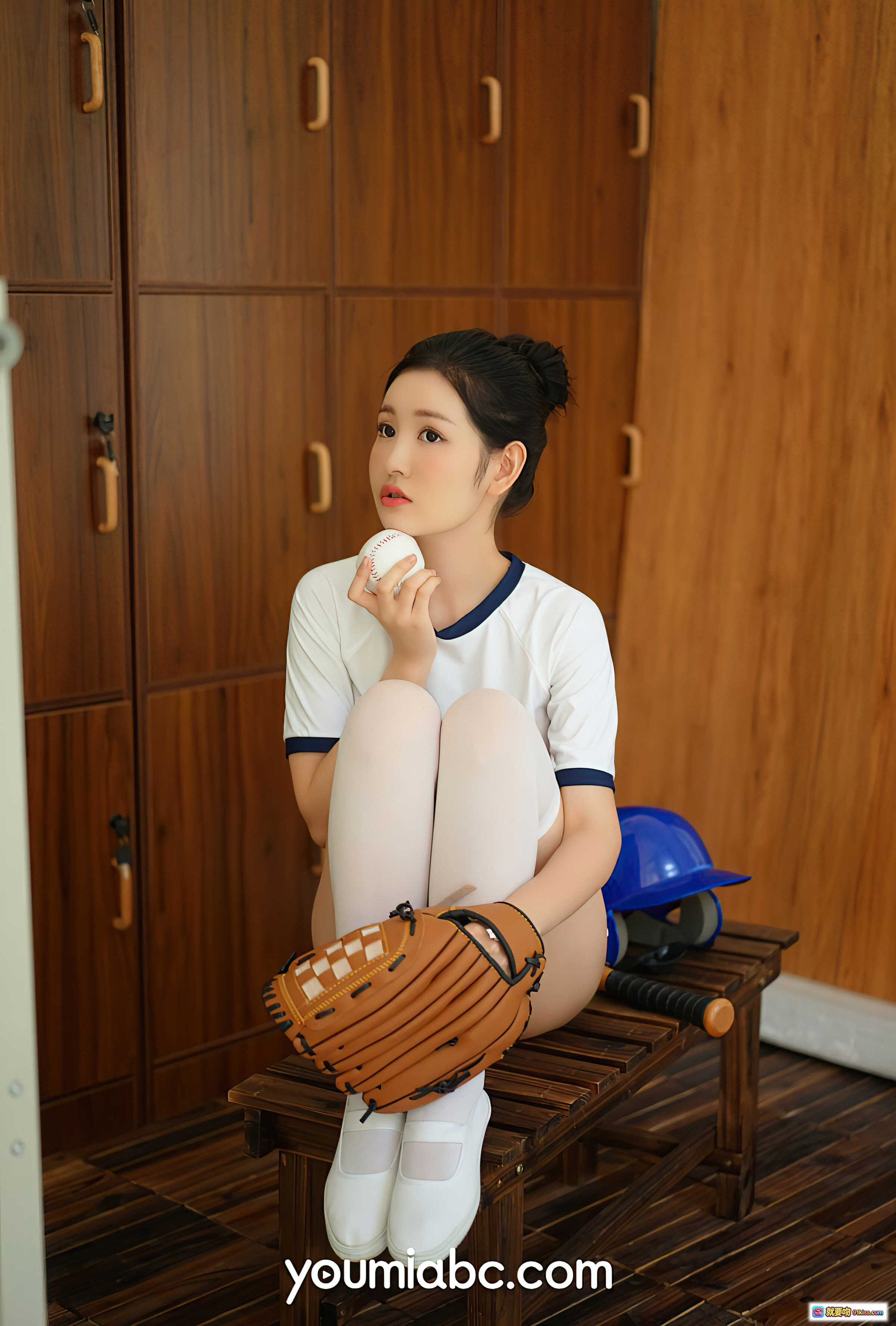 图片[5] - 沈梦瑶棒球少女写真 | 白色运动上衣+蓝色短裤+白色长筒袜 | 棒球手套+棒球+蓝色头盔 | 木质更衣室背景 | YouMi尤蜜2021.07.05心动signal - 就要吻