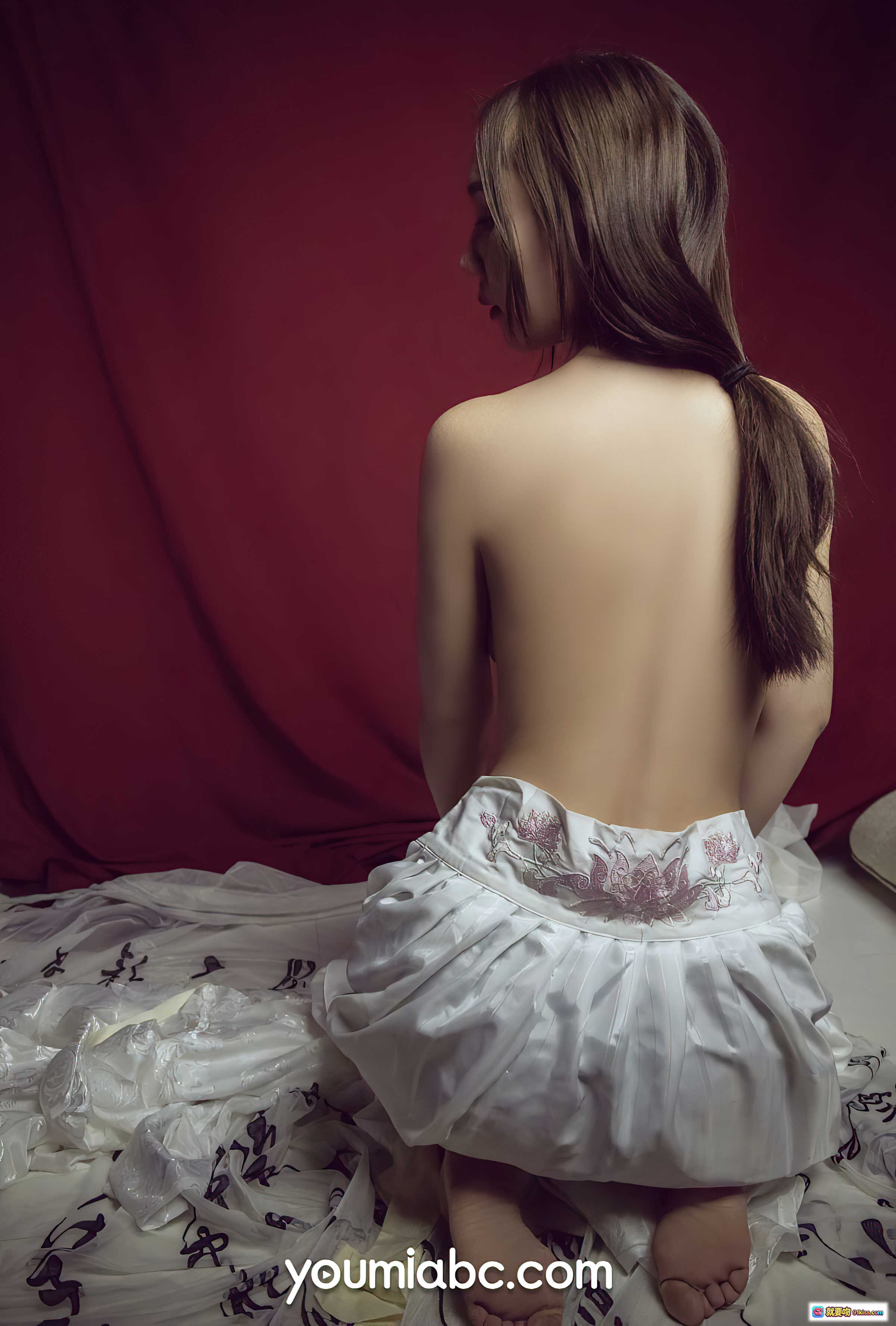 YouMi尤蜜2021.06.05骊歌行丰臣羽立写真集36P691MB白裙刺绣红幕背影私房美图 - 就要吻