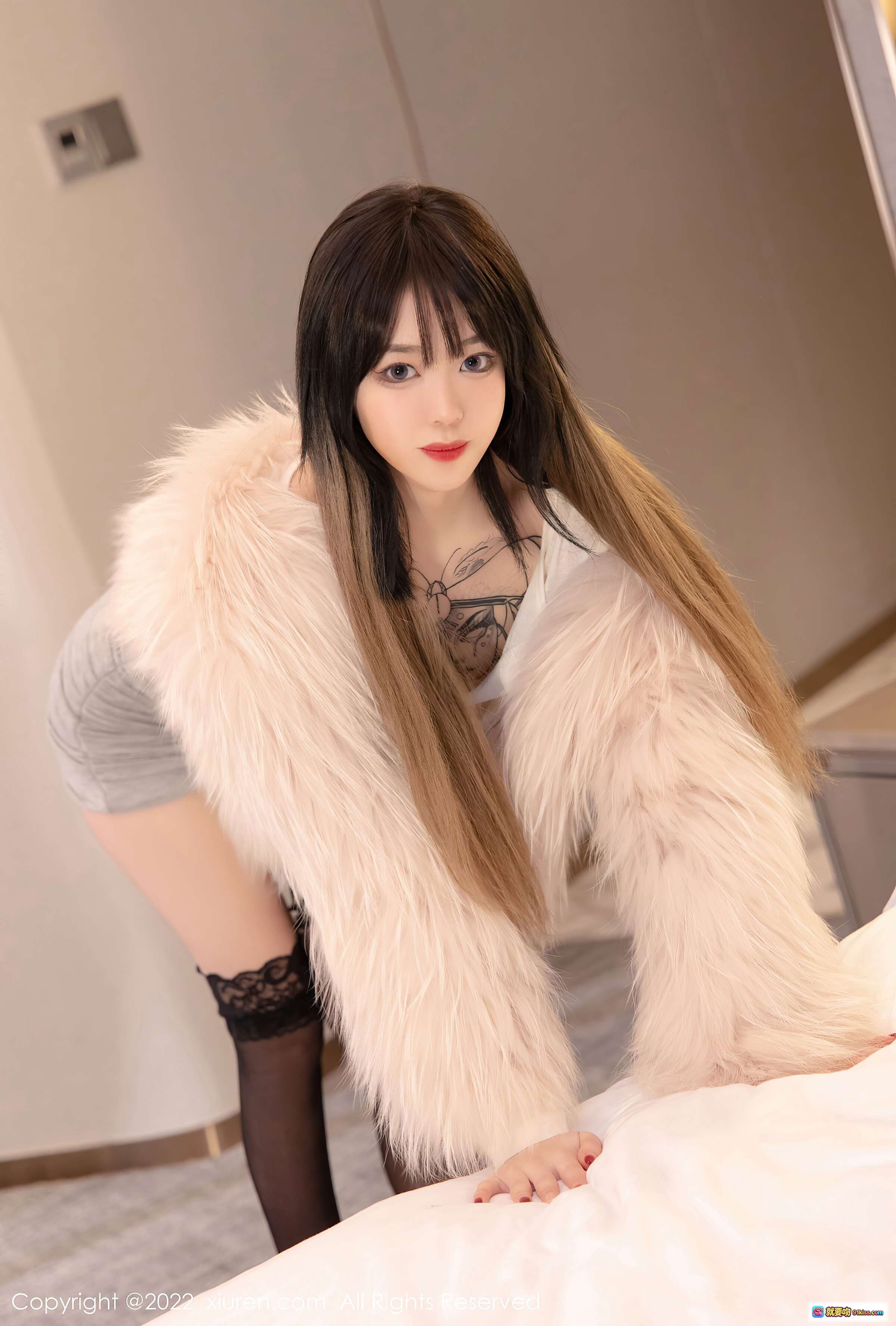 图片[2] - 奶瓶美腿黑丝写真 | XiuRen秀人网2022.01.10 NO.4441 | 白色毛绒外套+蕾丝吊袜带性感造型 - 就要吻