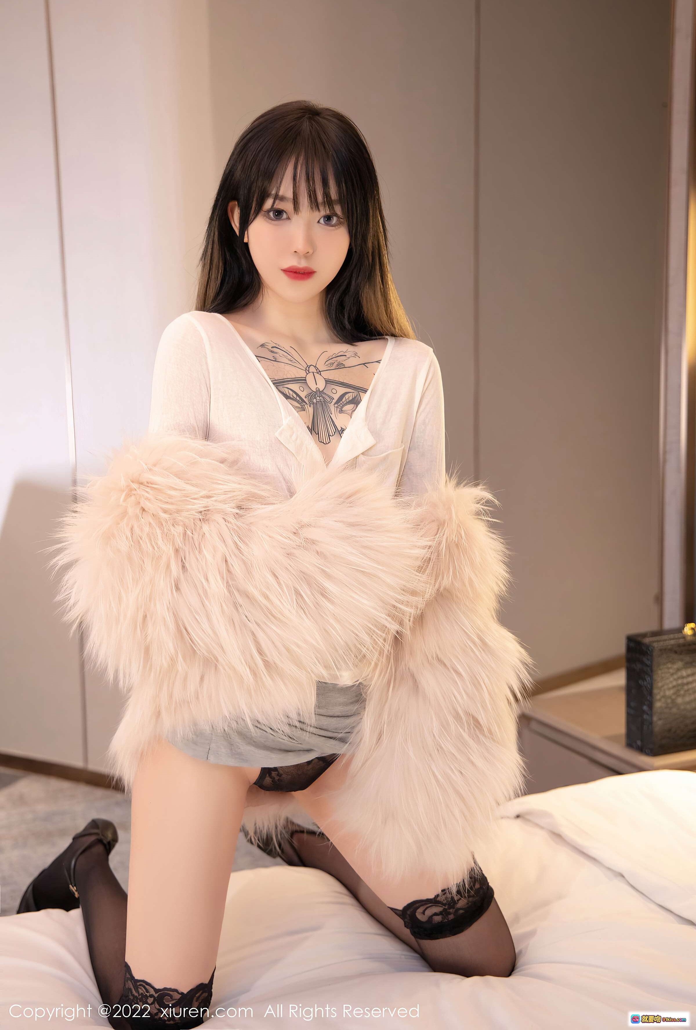 图片[10] - 奶瓶美腿黑丝写真 | XiuRen秀人网2022.01.10 NO.4441 | 白色毛绒外套+蕾丝吊袜带性感造型 - 就要吻