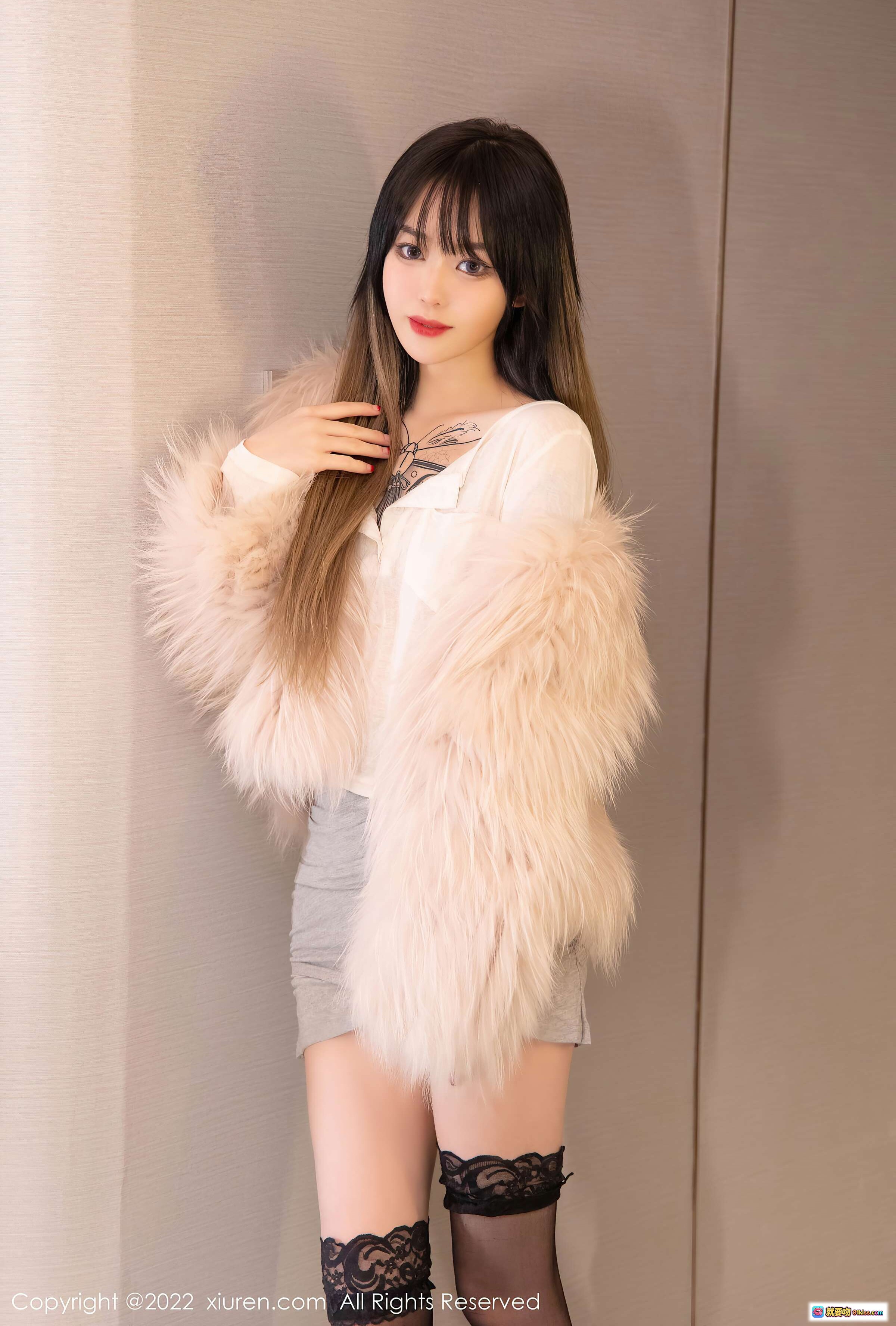 图片[1] - 奶瓶美腿黑丝写真 | XiuRen秀人网2022.01.10 NO.4441 | 白色毛绒外套+蕾丝吊袜带性感造型 - 就要吻