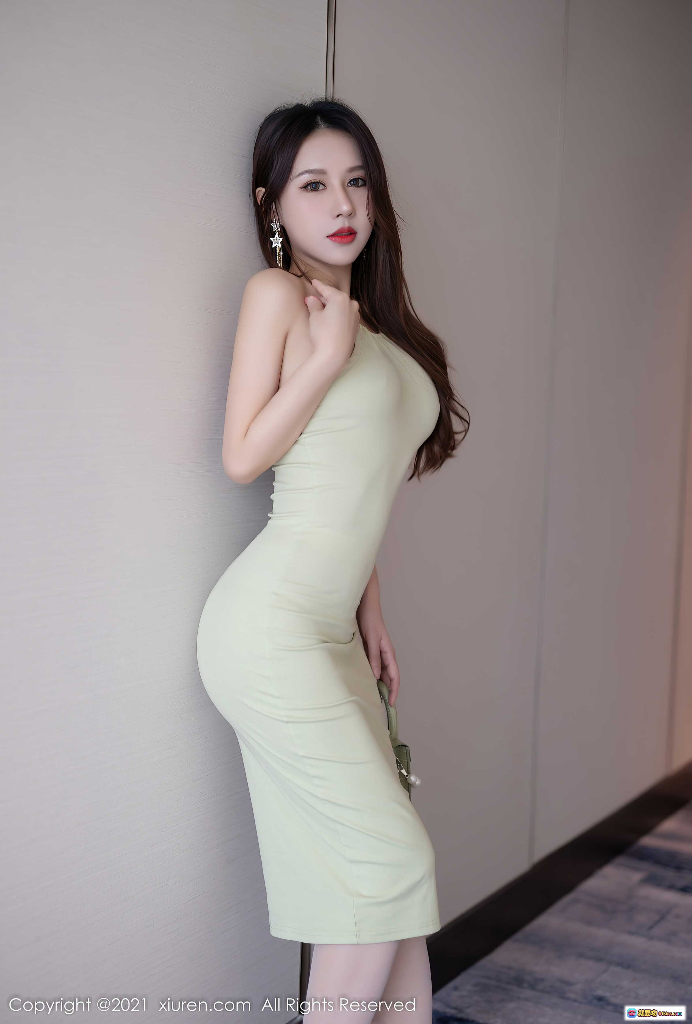 图片[4] - 徐安安江浙沪旅拍写真｜浅绿吊带修身长裙优雅性感｜珍珠链条包搭配长卷发造型 - 就要吻