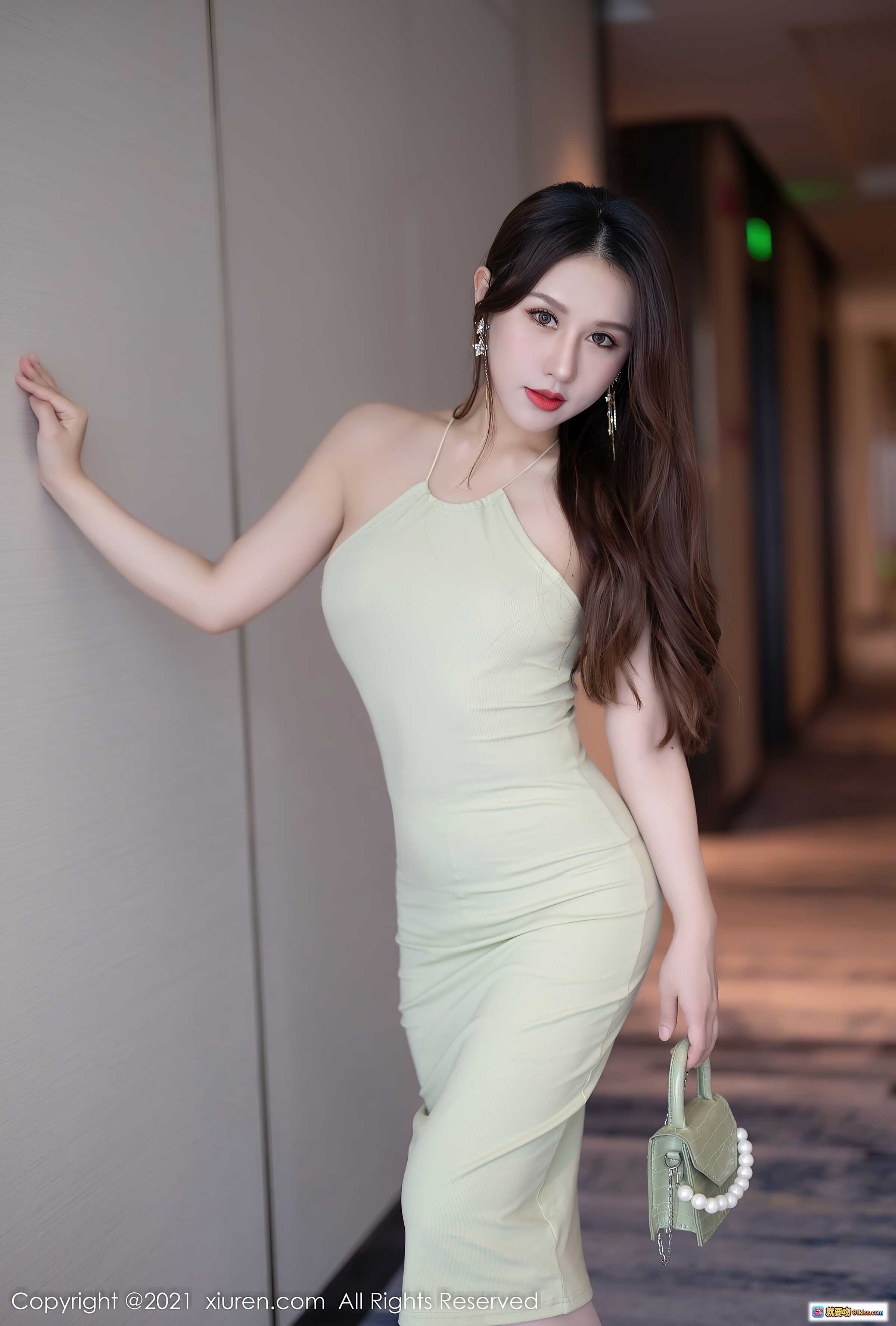 图片[2] - 徐安安江浙沪旅拍写真｜浅绿吊带修身长裙优雅性感｜珍珠链条包搭配长卷发造型 - 就要吻