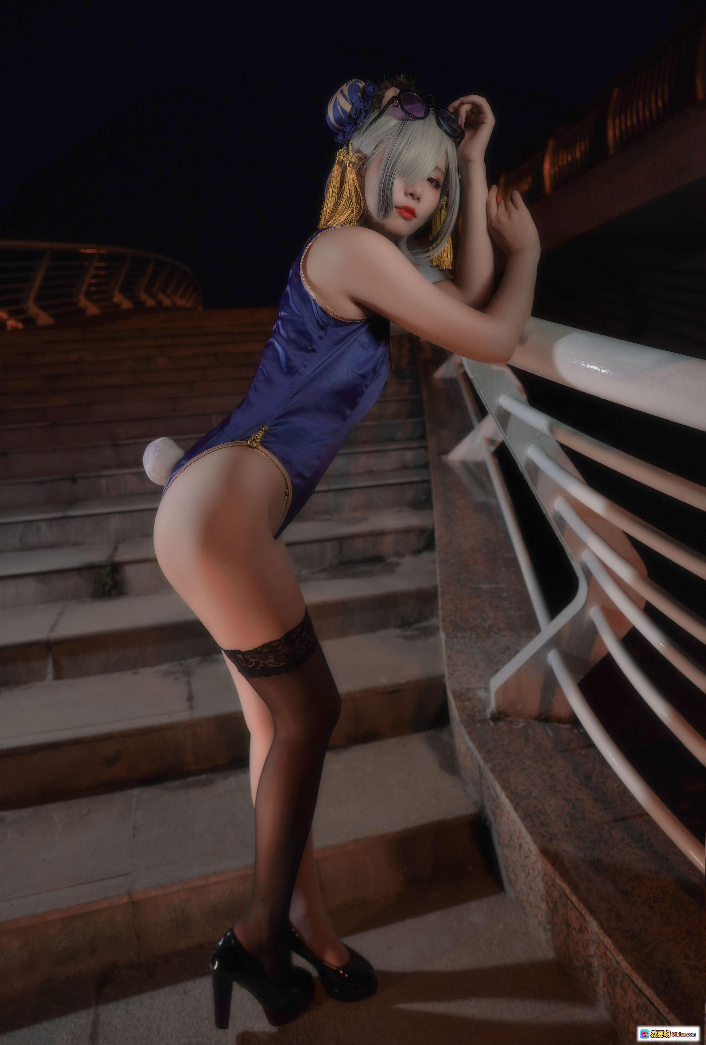 图片[2] - 墨玉-M NO.001 明日方舟 食铁兽 Cosplay 紫色旗袍 黑丝高跟 夜景楼梯写真 25P - 就要吻