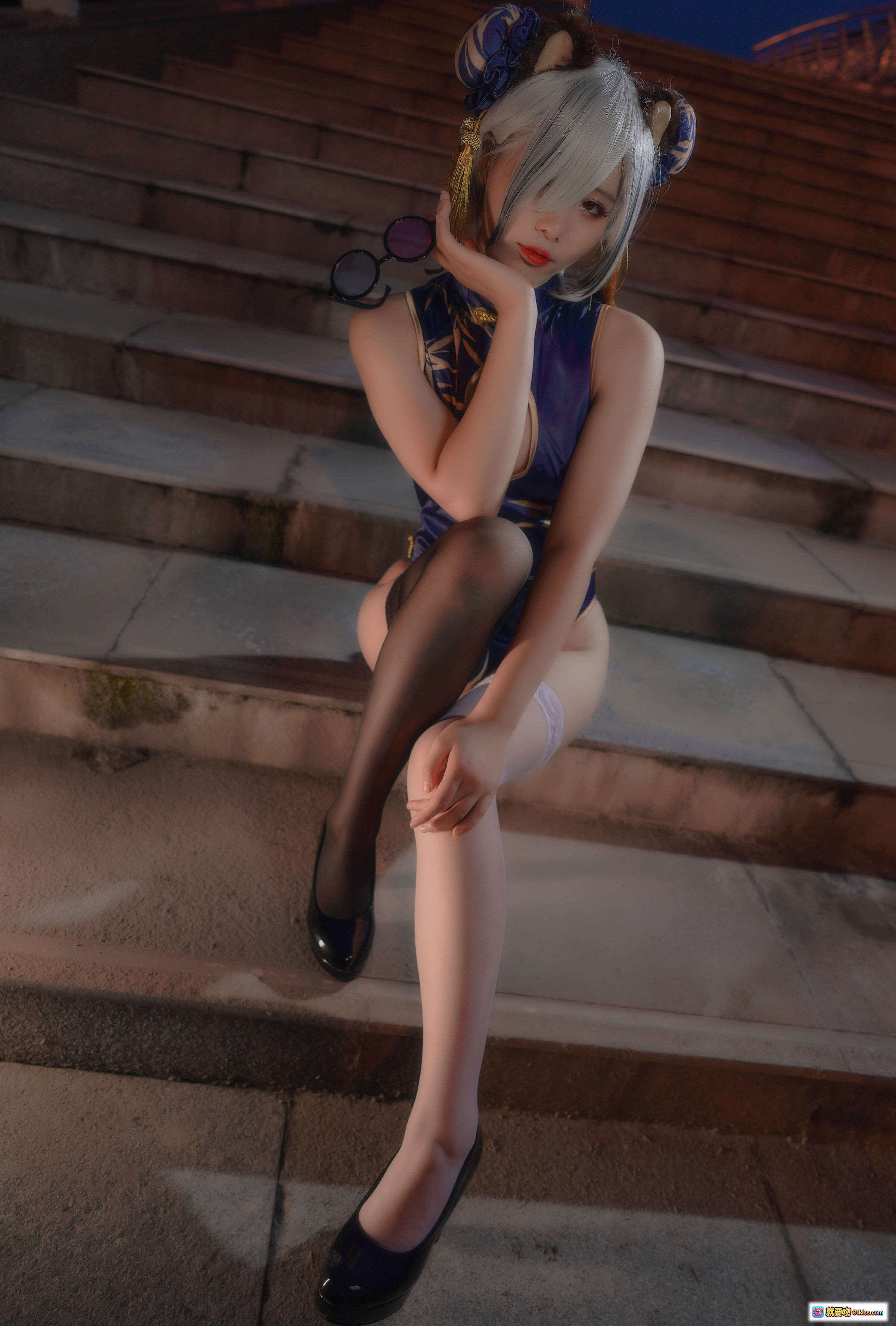 图片[7] - 墨玉-M NO.001 明日方舟 食铁兽 Cosplay 紫色旗袍 黑丝高跟 夜景楼梯写真 25P - 就要吻