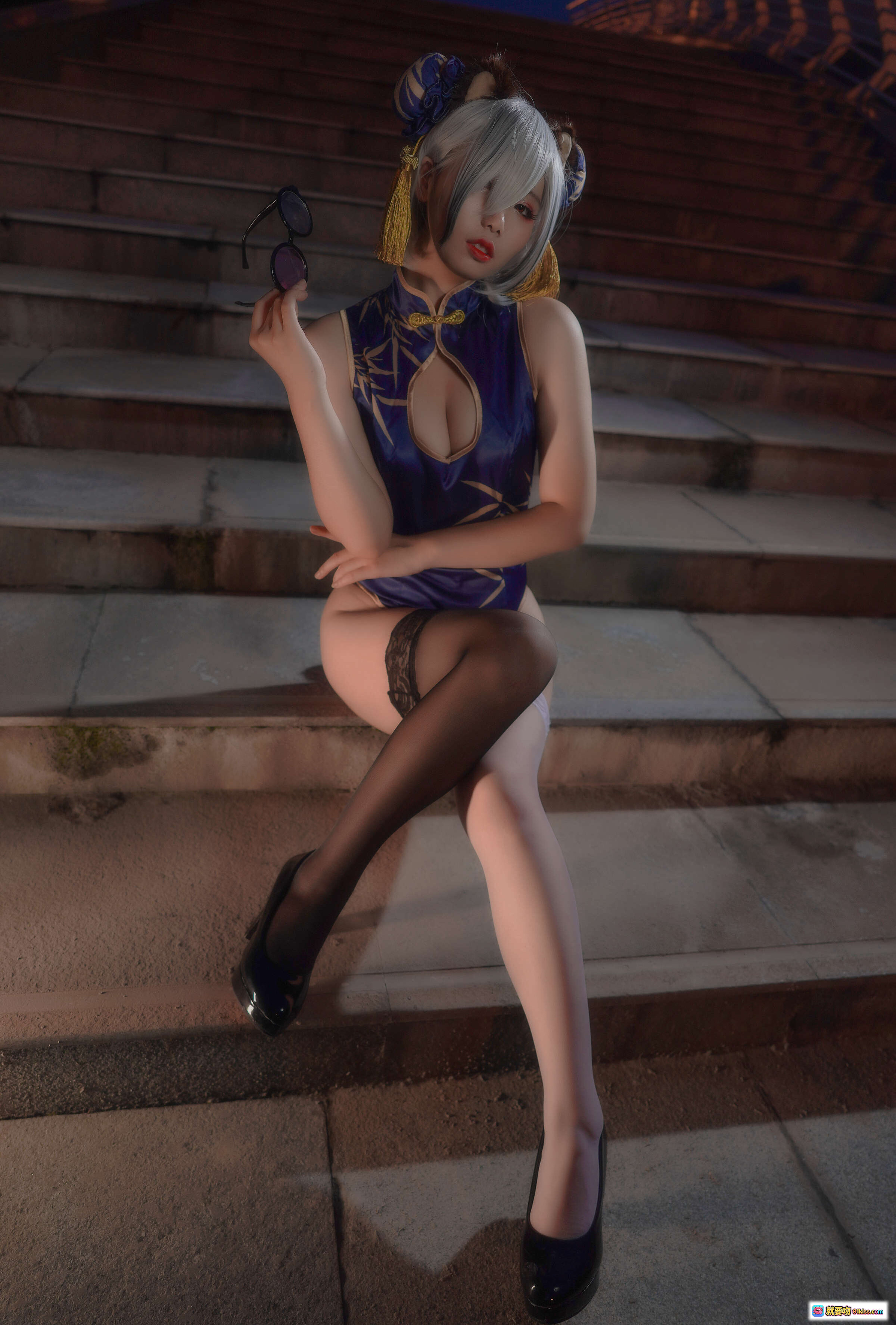 图片[10] - 墨玉-M NO.001 明日方舟 食铁兽 Cosplay 紫色旗袍 黑丝高跟 夜景楼梯写真 25P - 就要吻