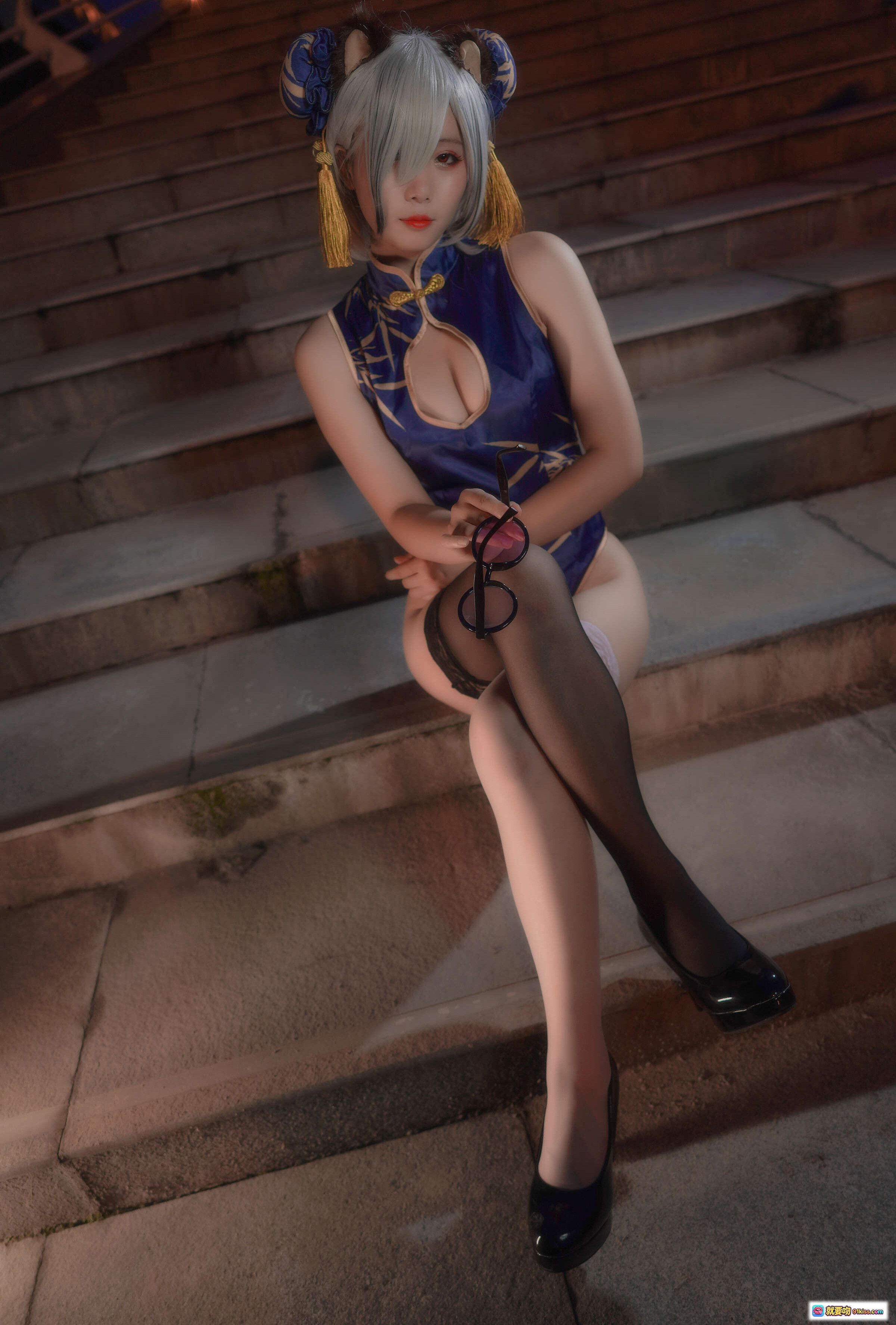 图片[9] - 墨玉-M NO.001 明日方舟 食铁兽 Cosplay 紫色旗袍 黑丝高跟 夜景楼梯写真 25P - 就要吻