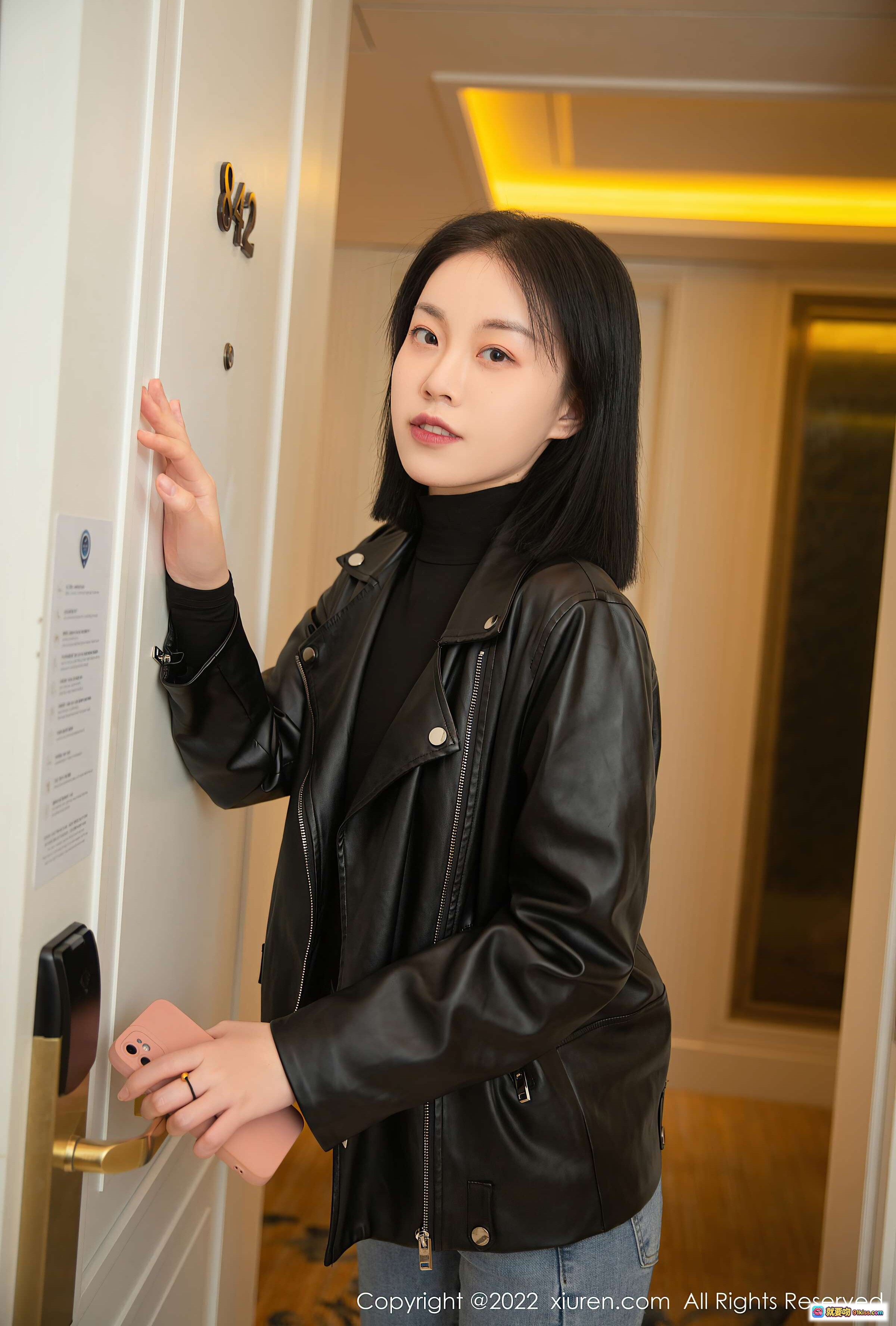 图片[5] - 黑丝美腿少女手持手机聊天界面特写 | XiuRen秀人网2022.01.05 NO.4423 一颗甜蛋黄a 高清写真图集 - 就要吻