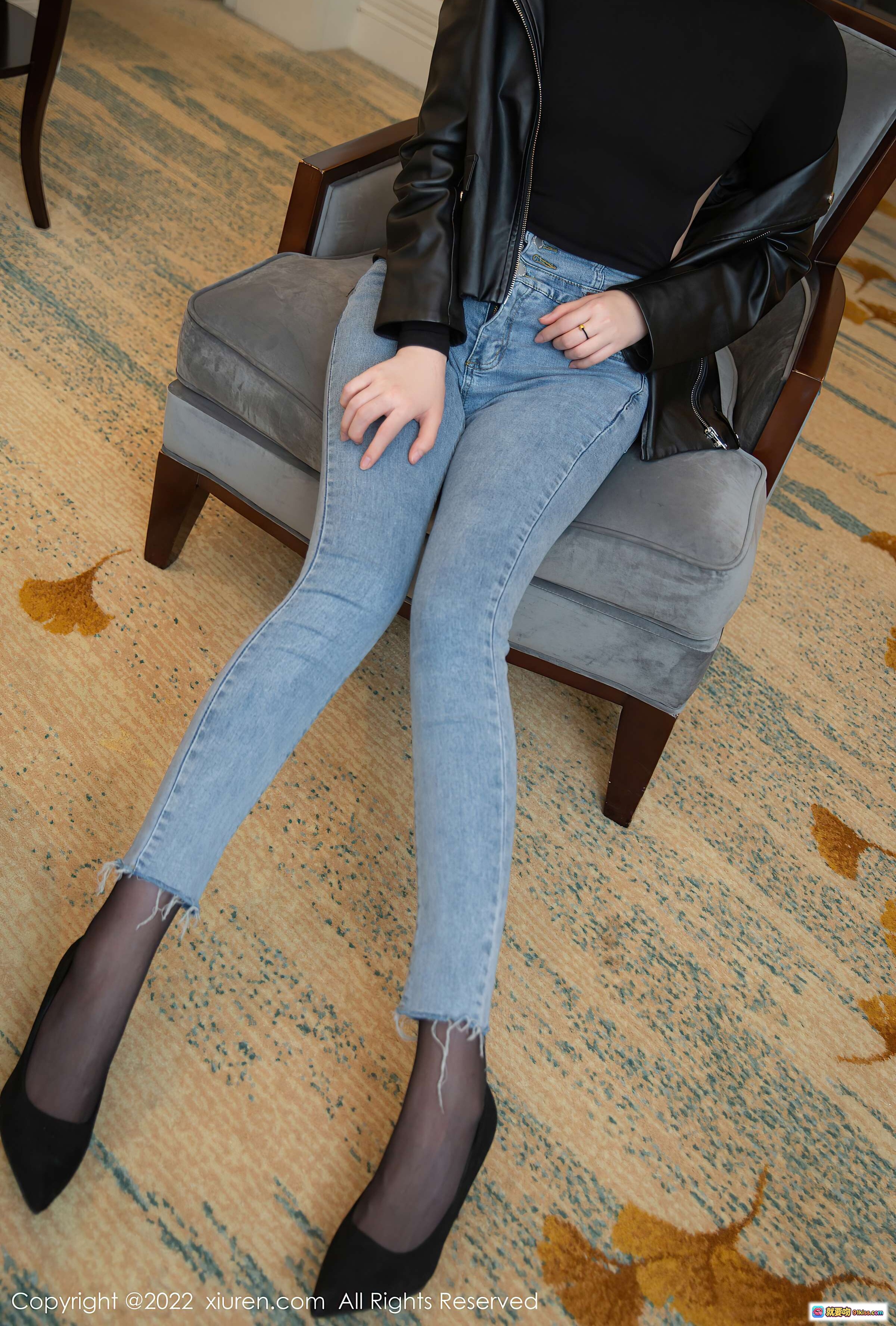 图片[8] - 黑丝美腿少女手持手机聊天界面特写 | XiuRen秀人网2022.01.05 NO.4423 一颗甜蛋黄a 高清写真图集 - 就要吻