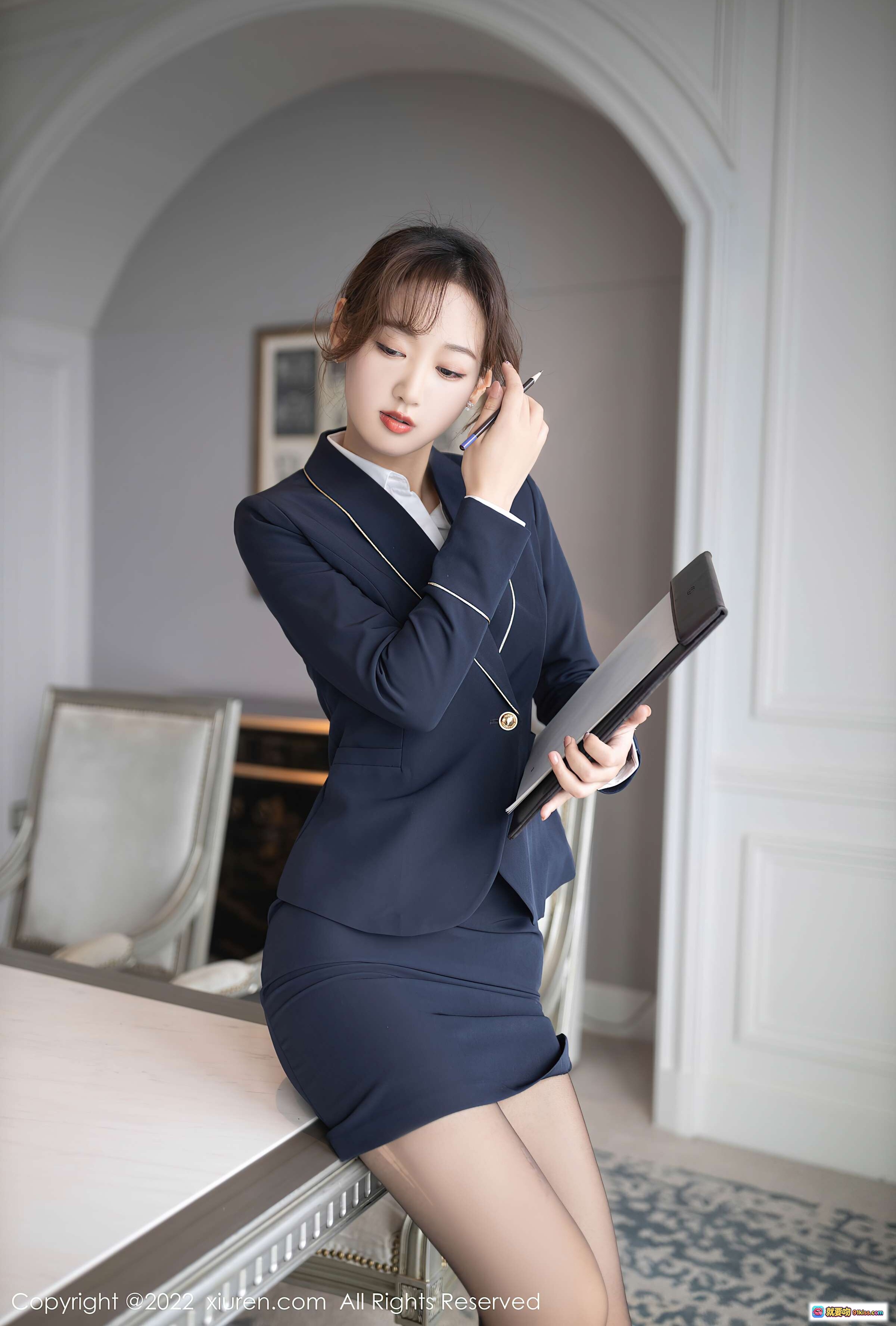 图片[2] - 唐安琪黑丝美腿职场OL写真 | 深蓝西装套装+高跟鞋优雅坐姿 | XiuRen秀人网2022精选图集 - 就要吻