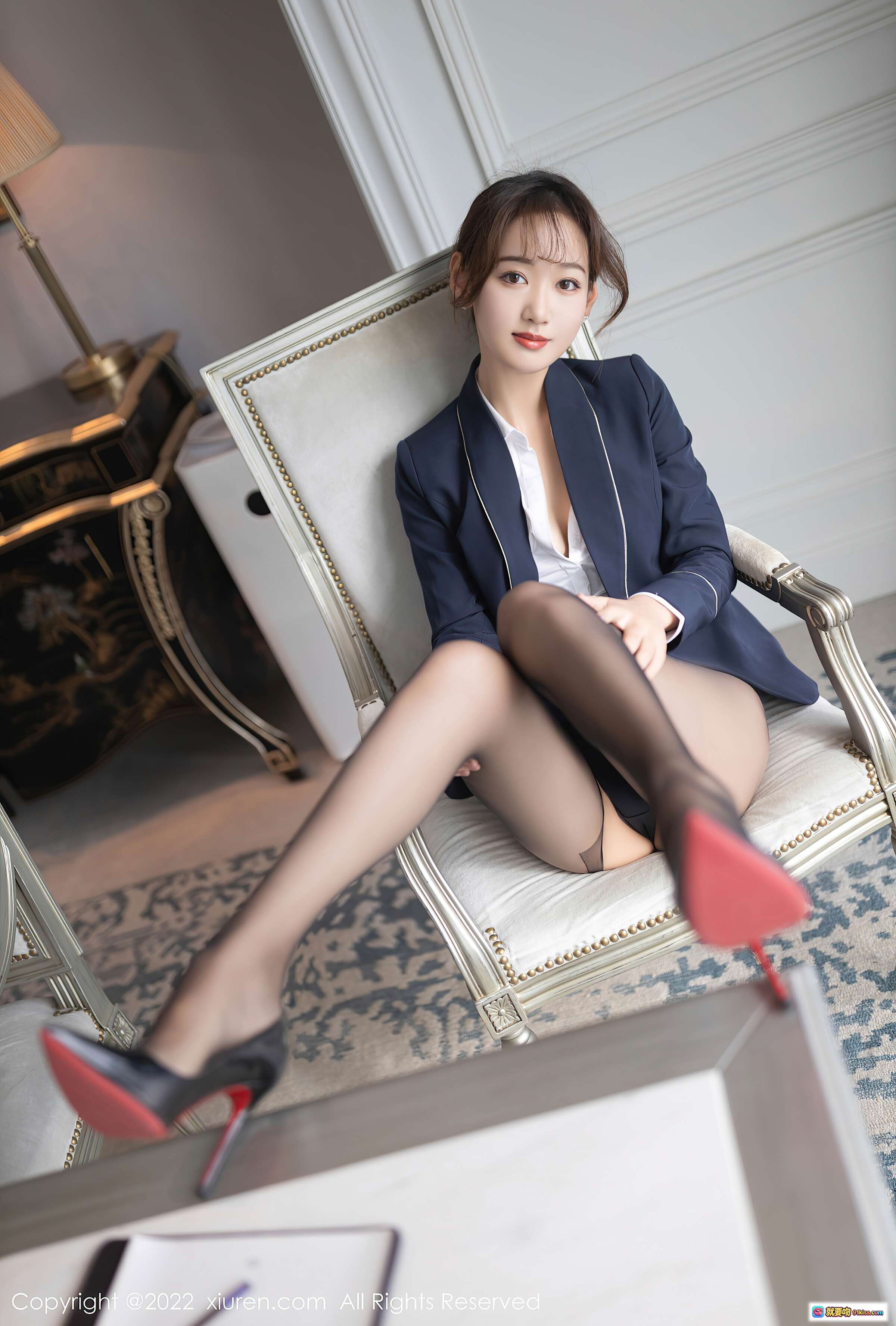 图片[10] - 唐安琪黑丝美腿职场OL写真 | 深蓝西装套装+高跟鞋优雅坐姿 | XiuRen秀人网2022精选图集 - 就要吻