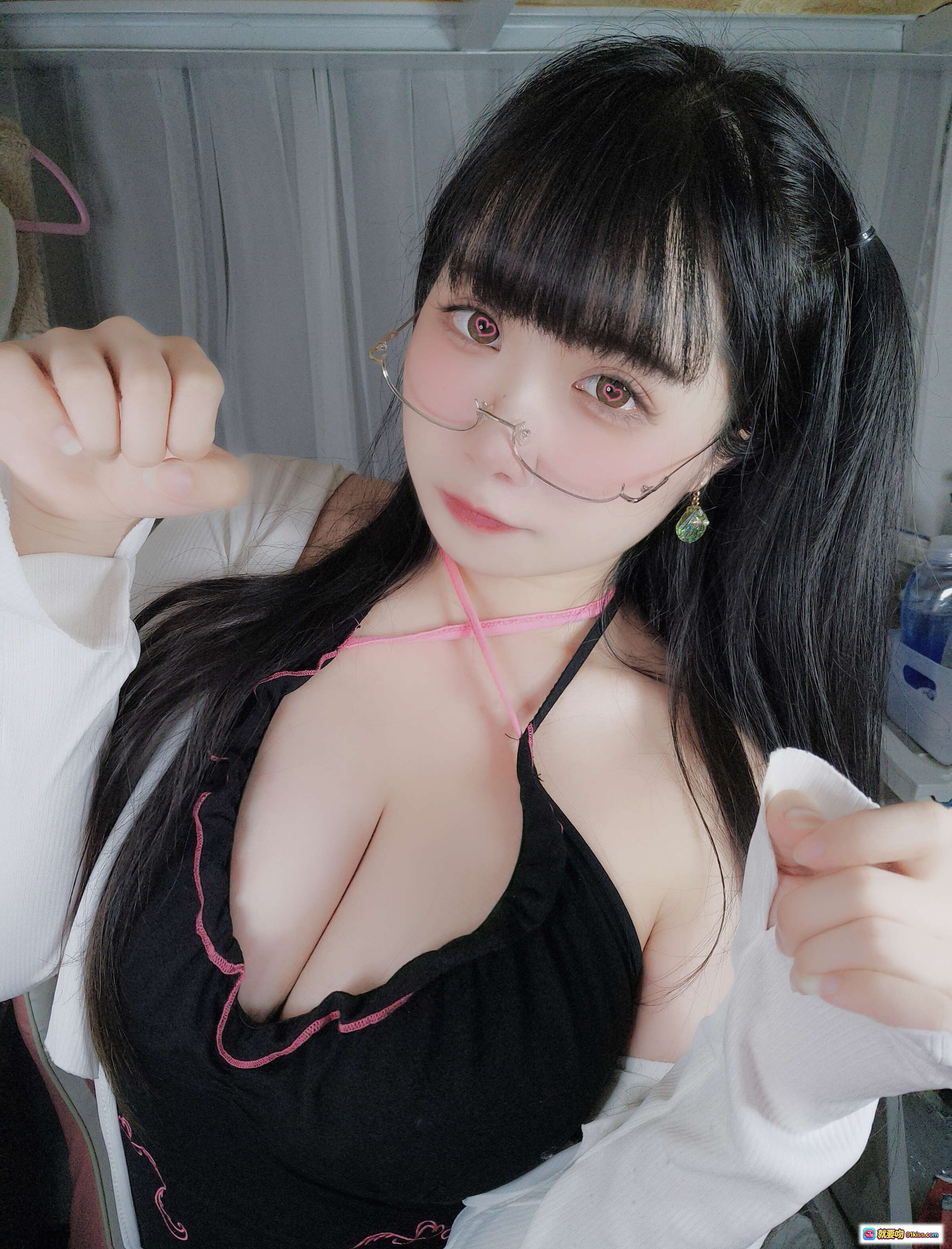 图片[1] - 贞子蜜桃大凤旗袍心心眼写真20P 黑发齐刘海粉边吊带白外套甜美性感风 - 就要吻