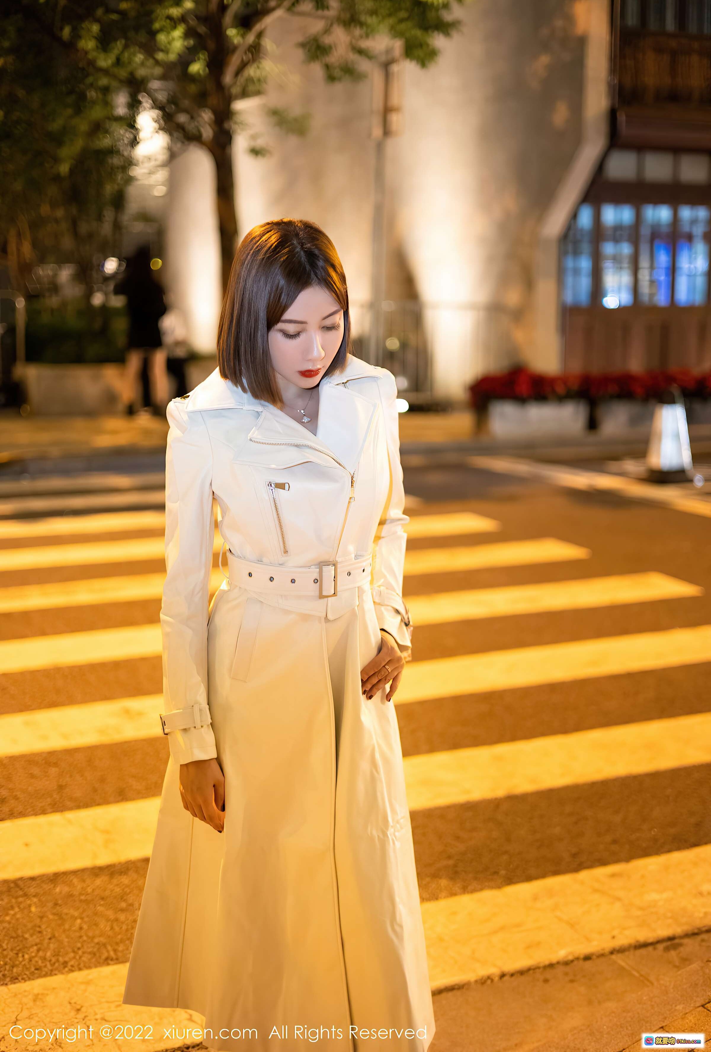 果儿Victoria青海旅拍夜景街拍 白色风衣长裙优雅写真 XiuRen秀人网NO.4495 2022.01.21 - 就要吻