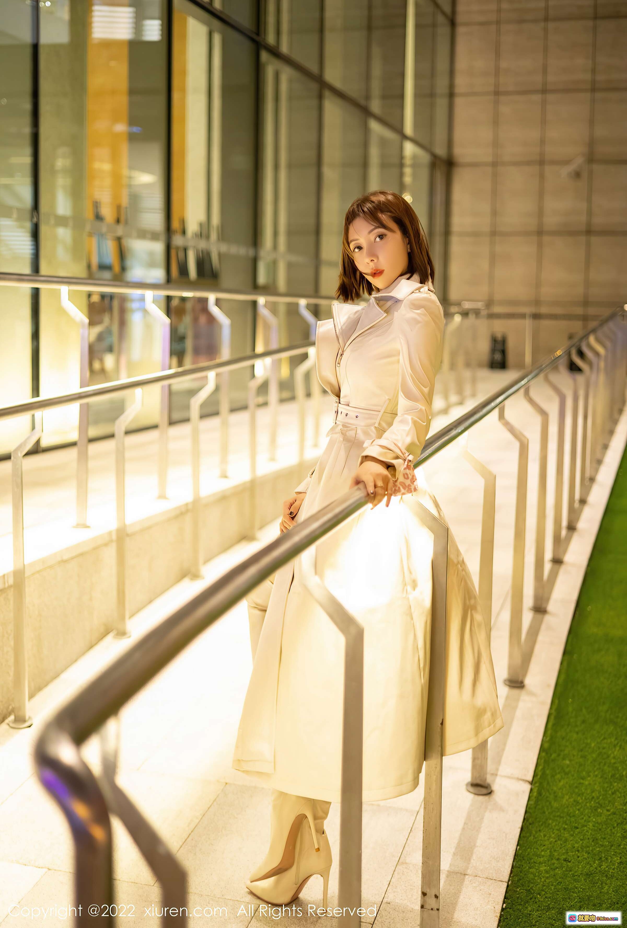 图片[4] - 果儿Victoria青海旅拍夜景街拍 白色风衣长裙优雅写真 XiuRen秀人网NO.4495 2022.01.21 - 就要吻