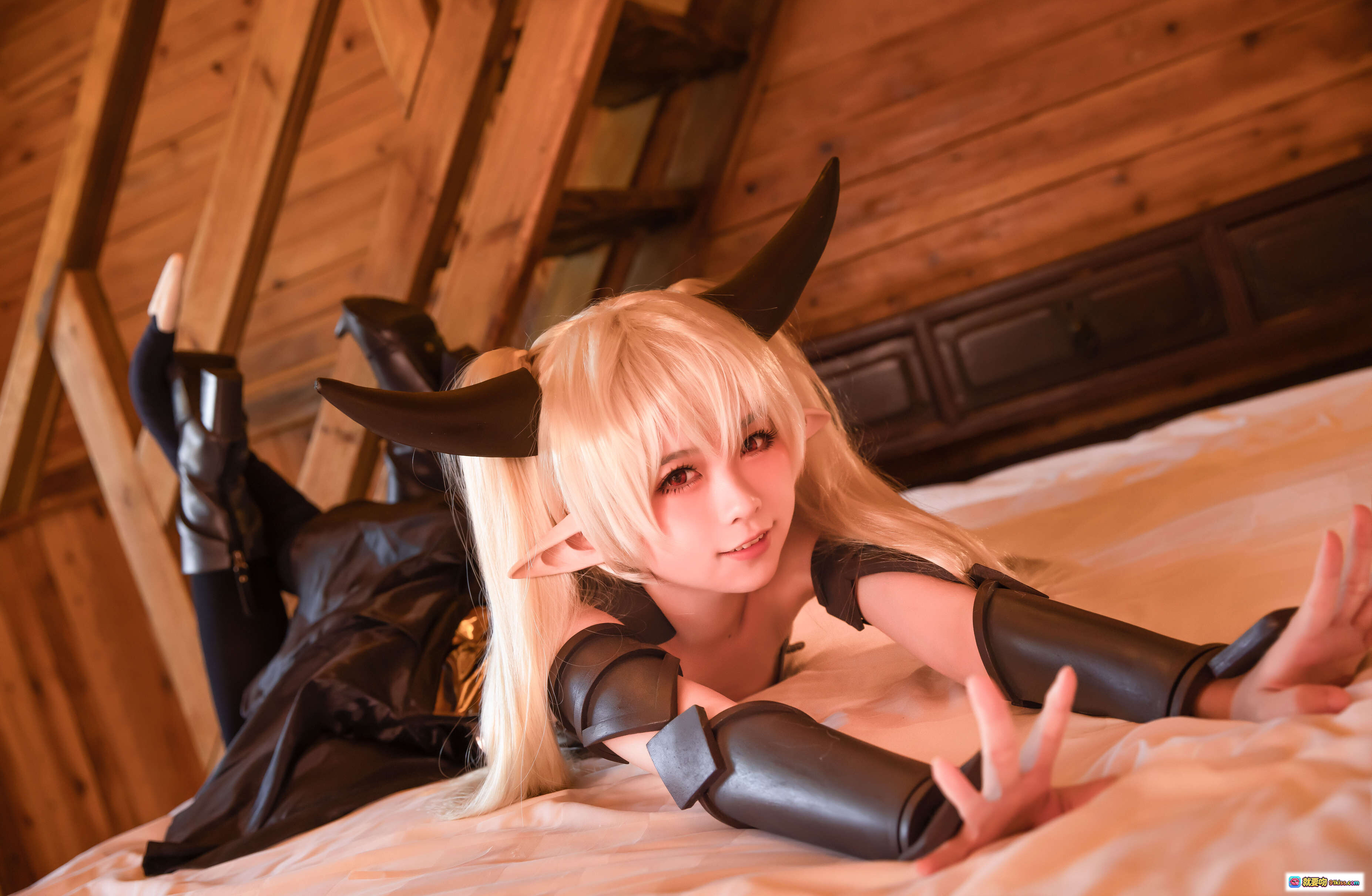 图片[5] - G44不会受伤 NO.053 库尔姆 Cosplay 金发牛角少女 黑色皮裙长靴 木质阁楼卧室写真 16P高清图集 - 就要吻