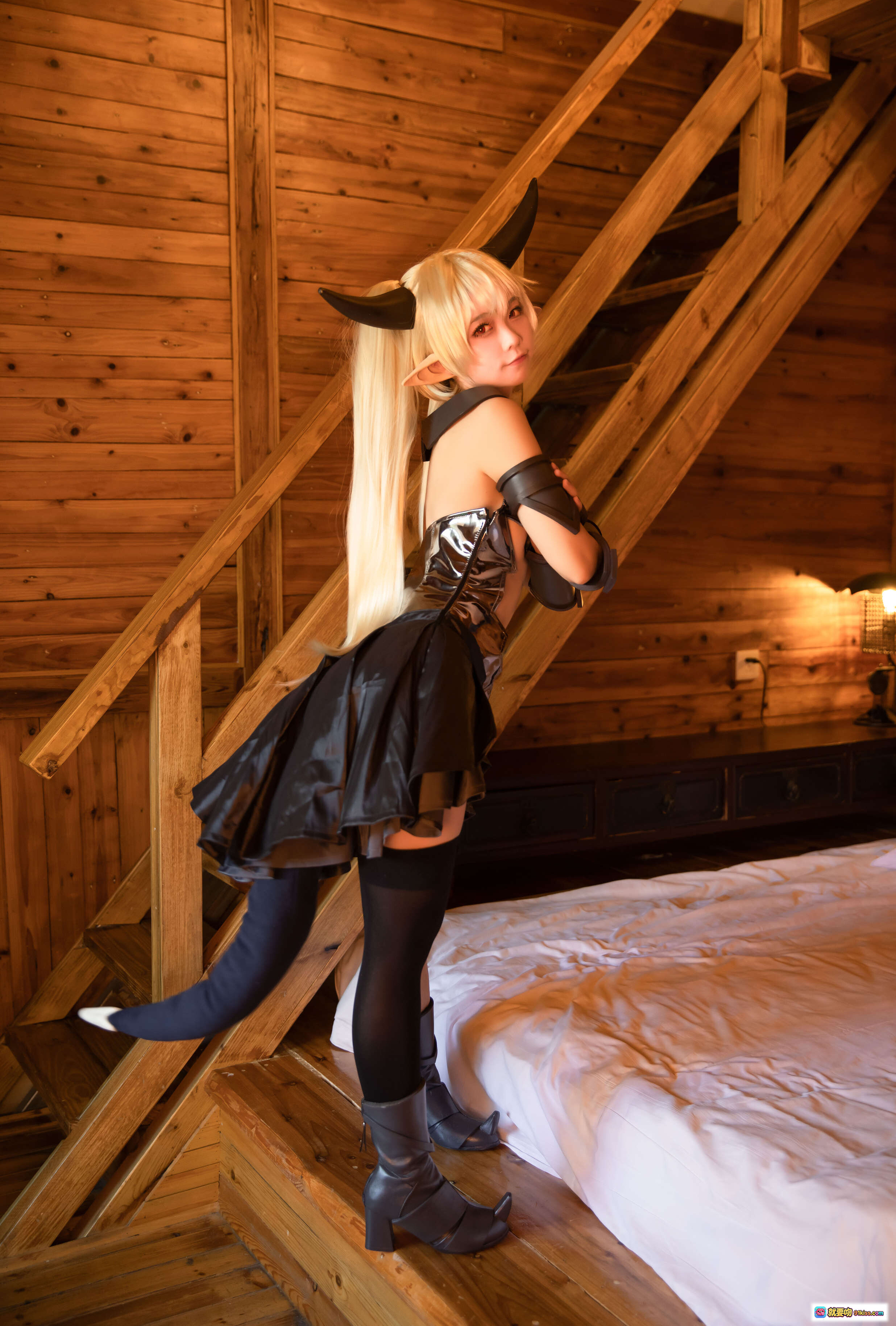 图片[1] - G44不会受伤 NO.053 库尔姆 Cosplay 金发牛角少女 黑色皮裙长靴 木质阁楼卧室写真 16P高清图集 - 就要吻
